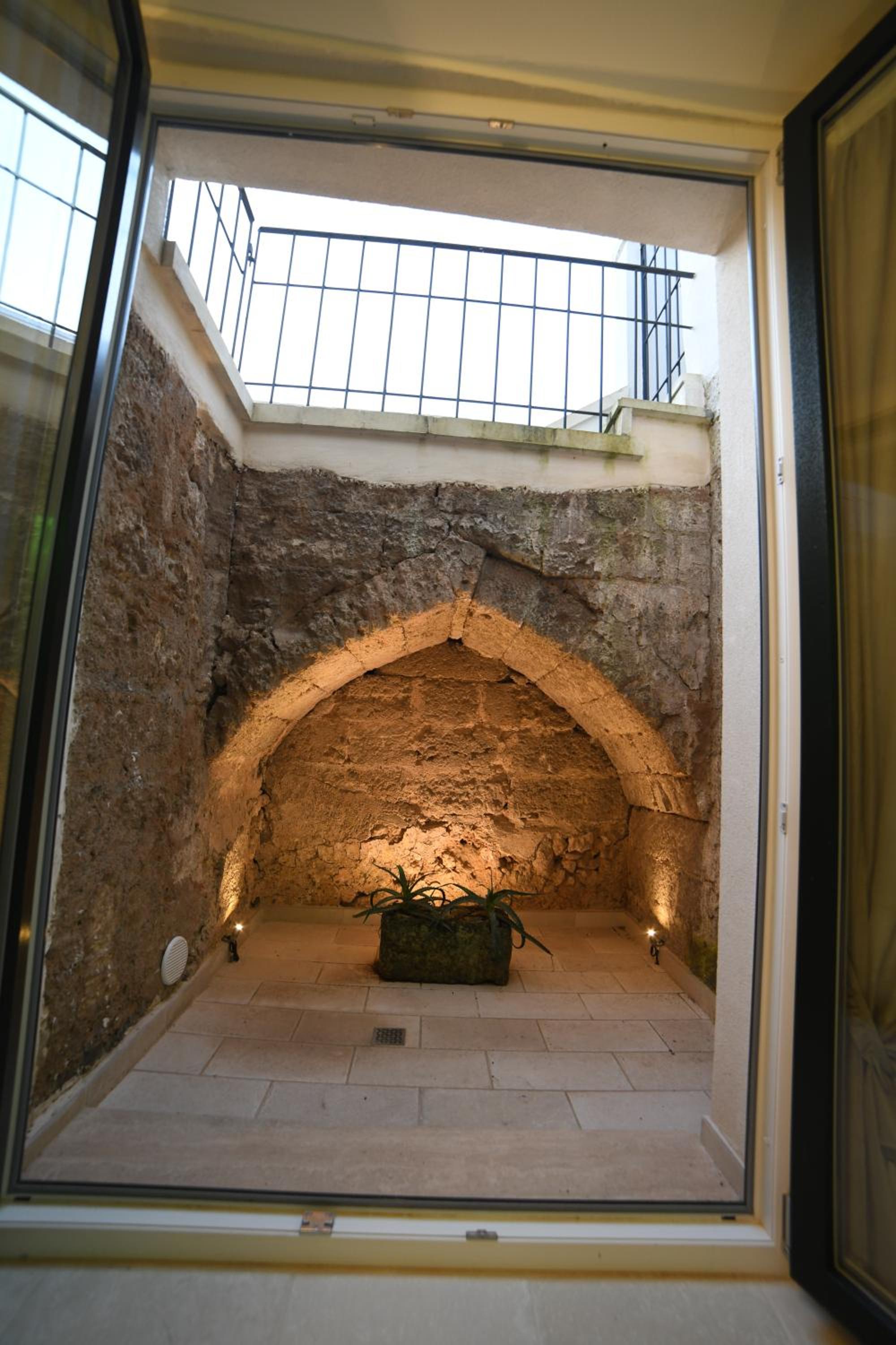 Superior Suite - Photo 7