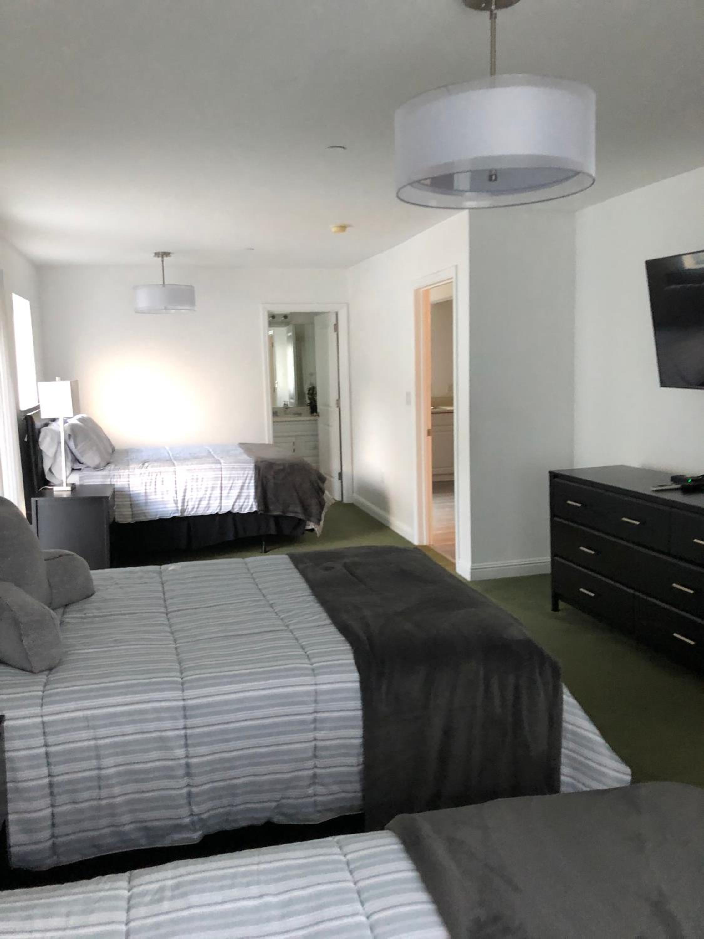 Five-Bedroom House photo 1