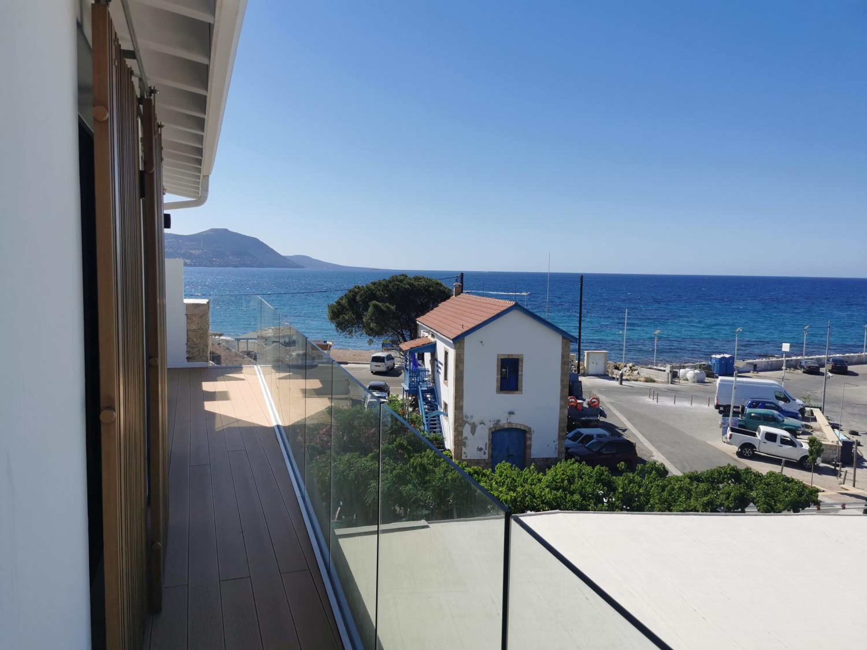 Deluxe Suite with Sea View - Photo 12