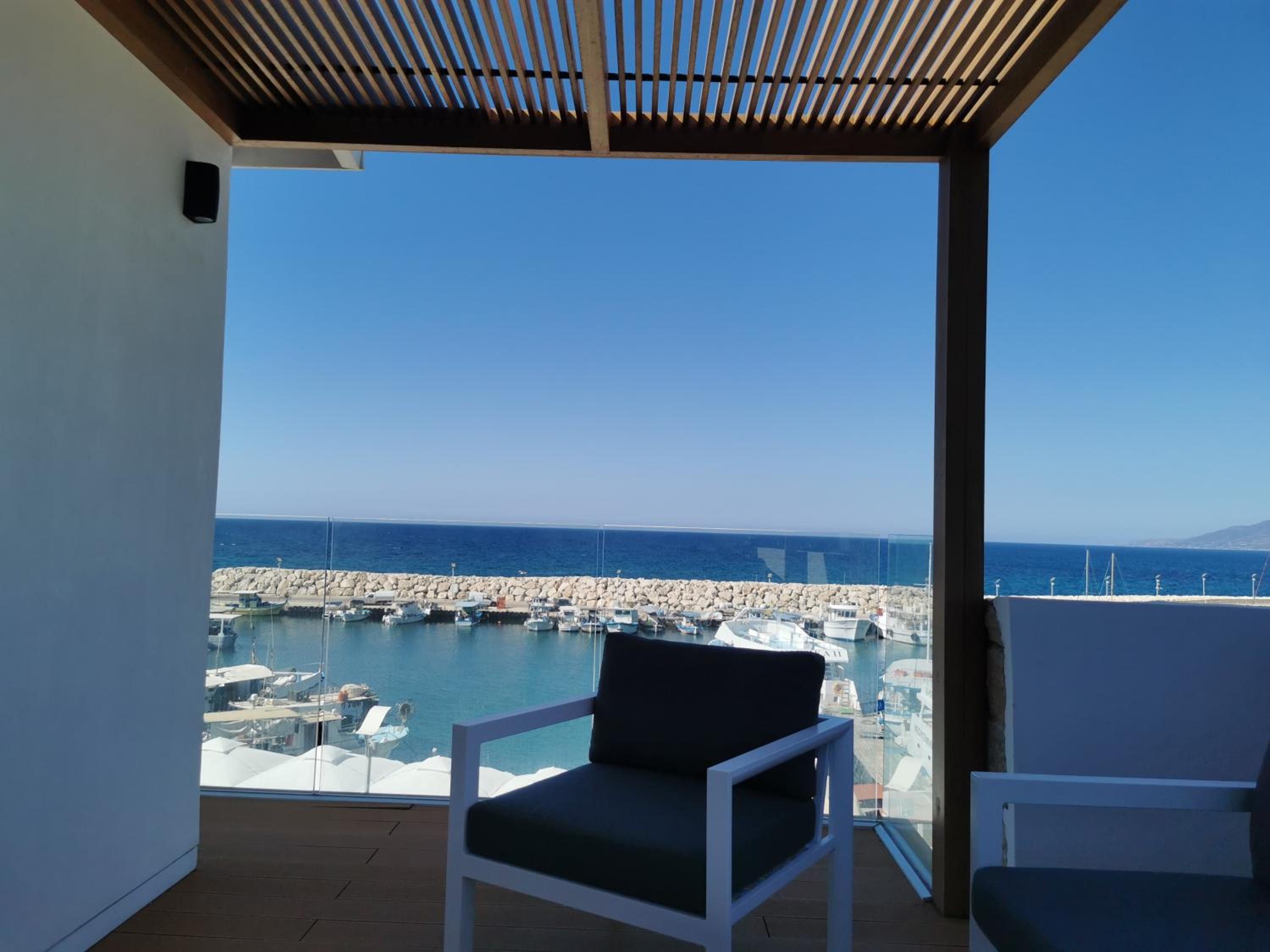 Deluxe Suite with Sea View - Photo 8