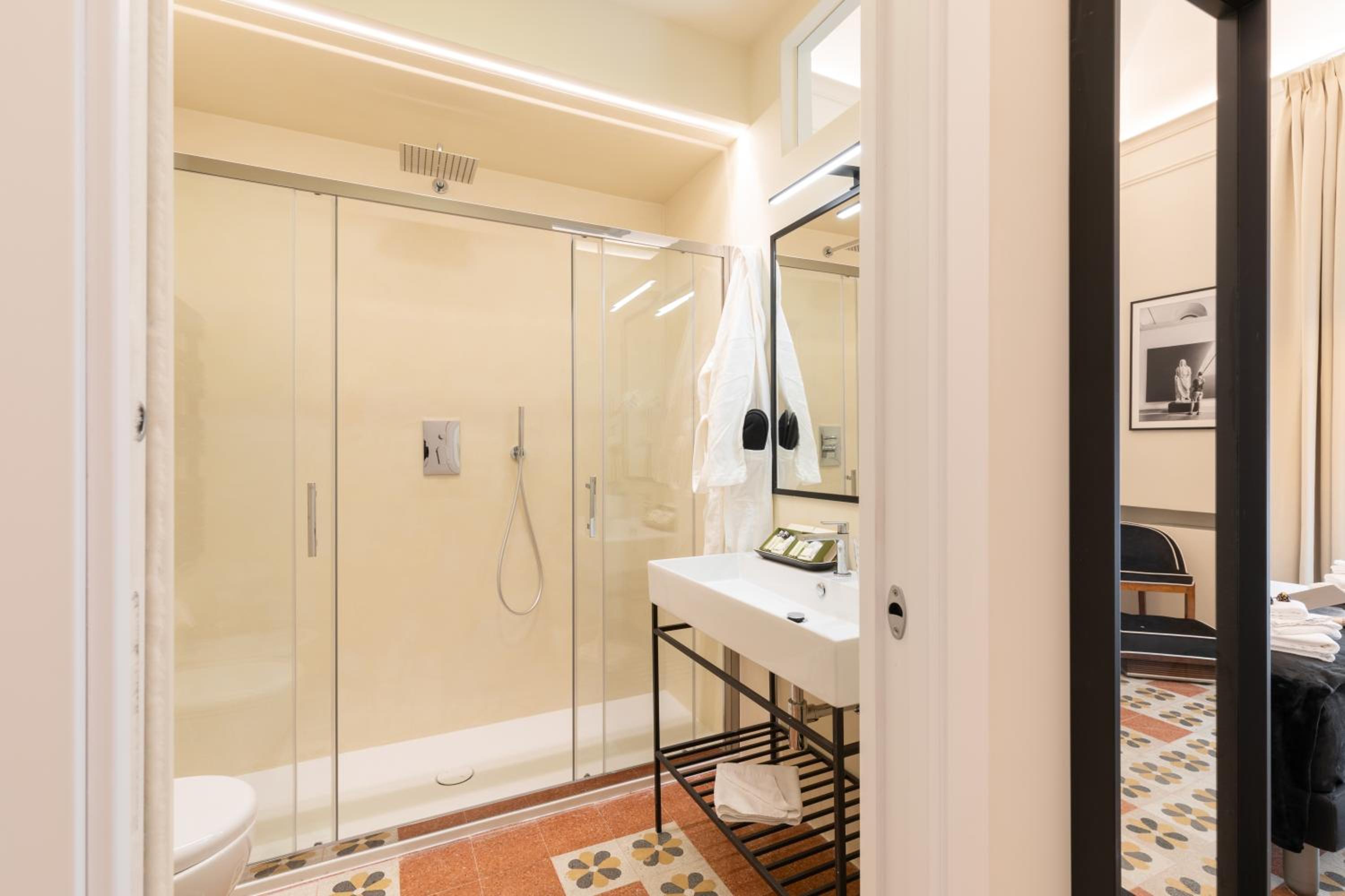 Deluxe Double Room with Balcony photo 2