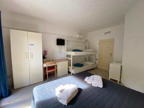 Quadruple Room with Private Bathroom photo 1
