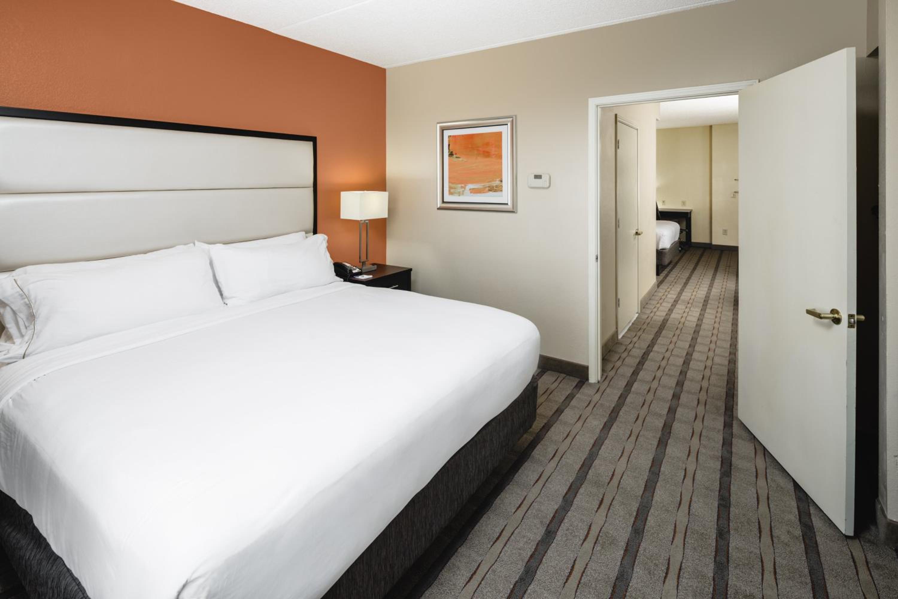 King Room - Hearing Accessible - Roll-in Shower