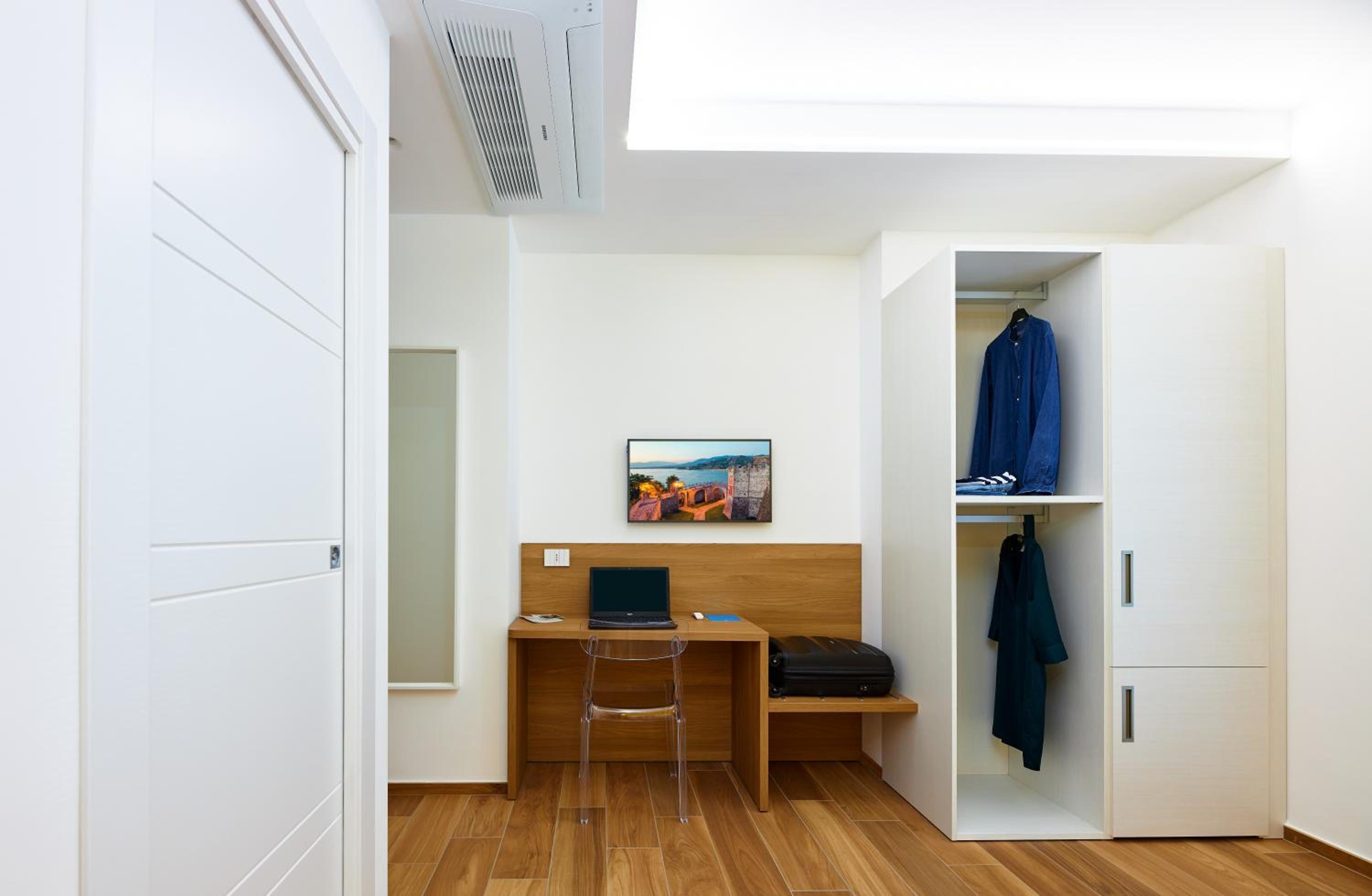 Double Room with Balcony - Photo 7