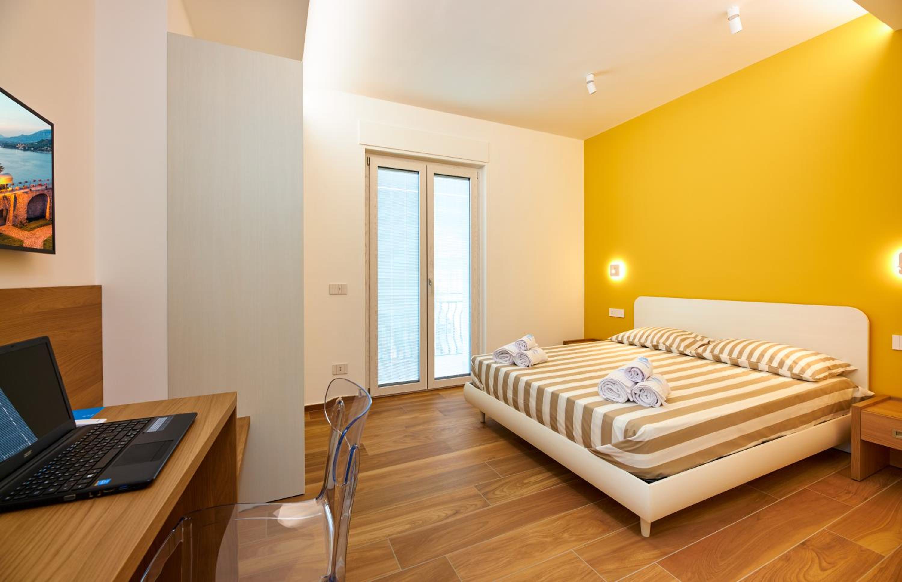 Double Room with Balcony - Photo 10