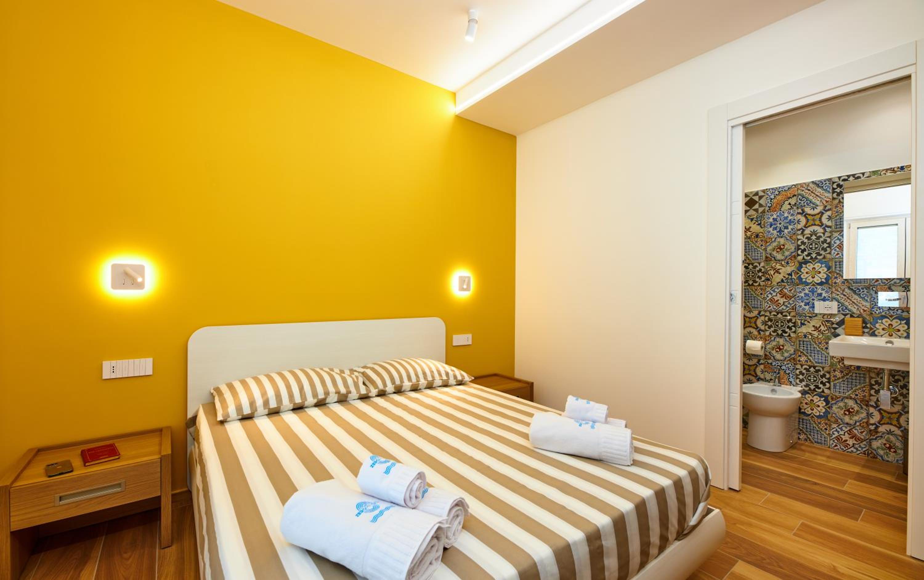 Double Room with Balcony - Photo 8