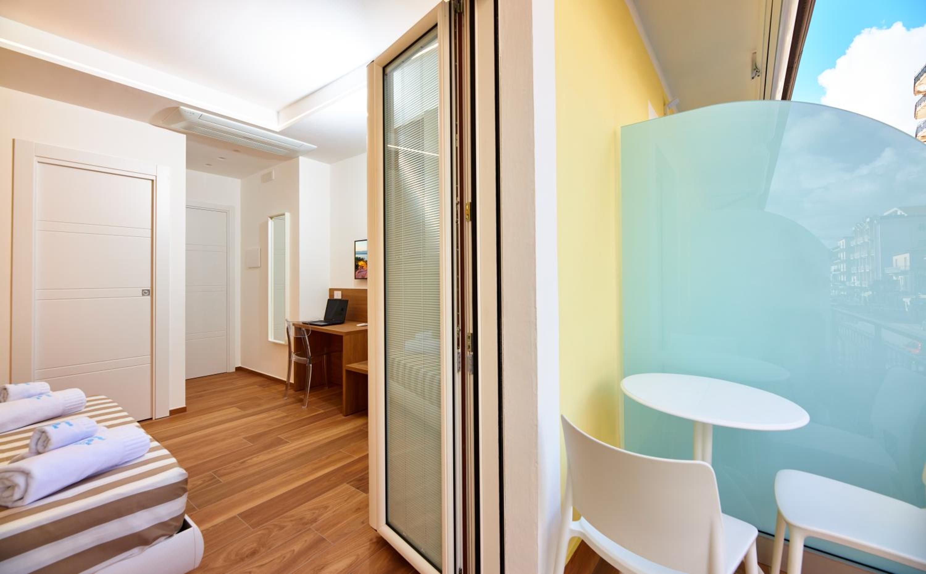 Double Room with Balcony - Photo 5