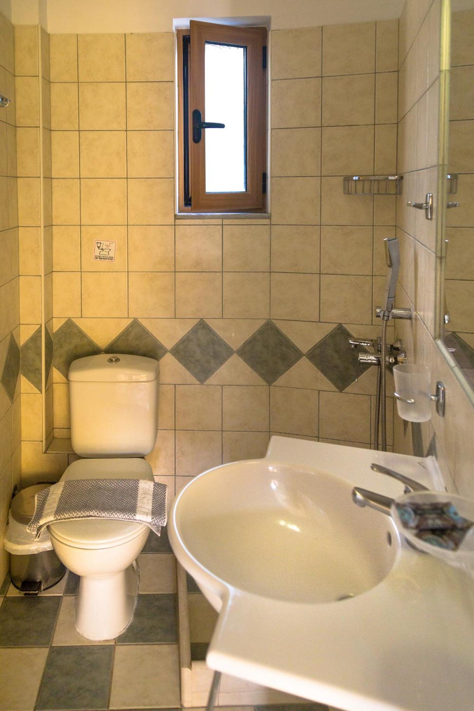 One-Bedroom House - Photo 10
