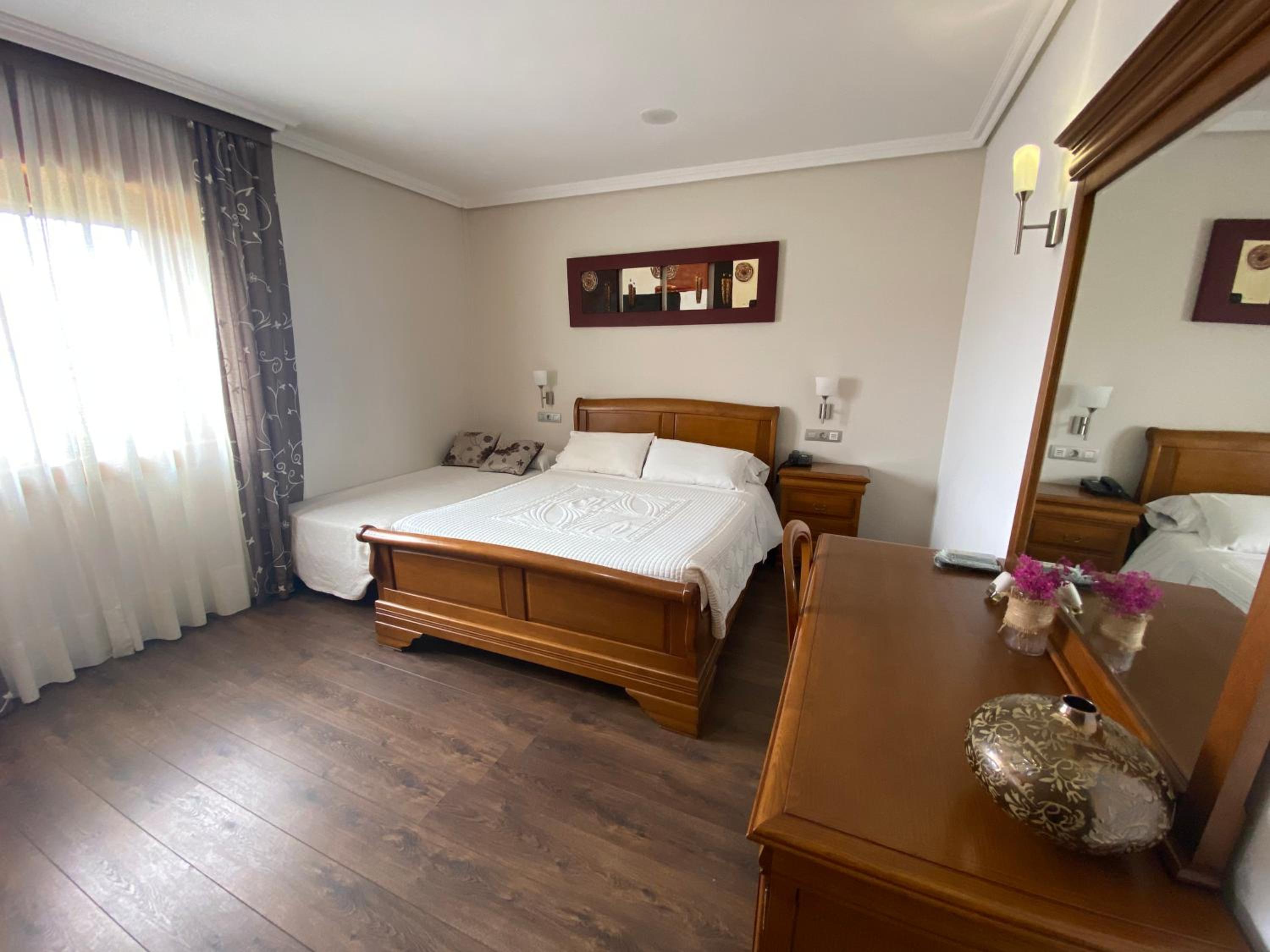 Double Room with Extra Bed - Photo 1