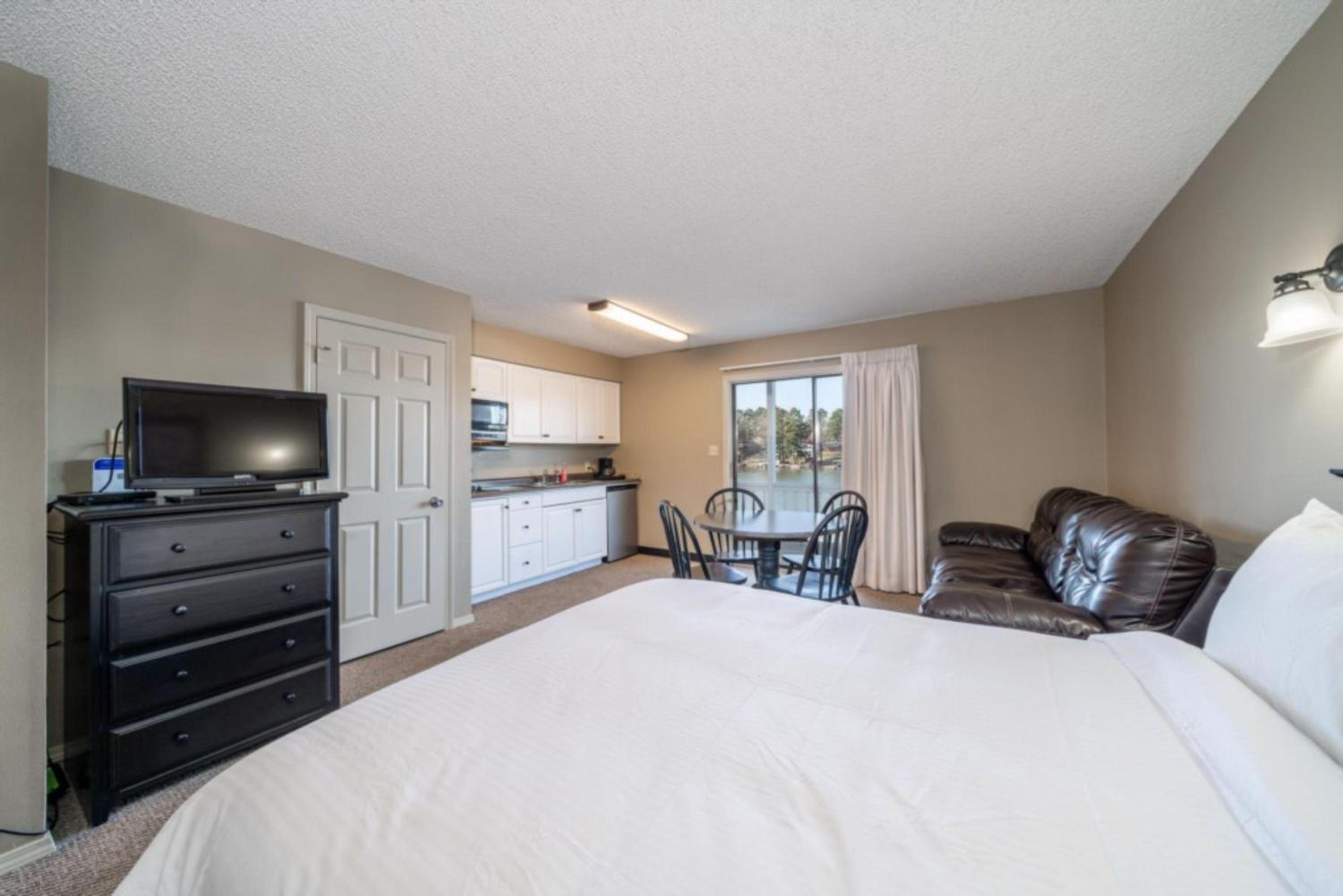 Studio Apartment with Lake View - Ground floor - Photo 4