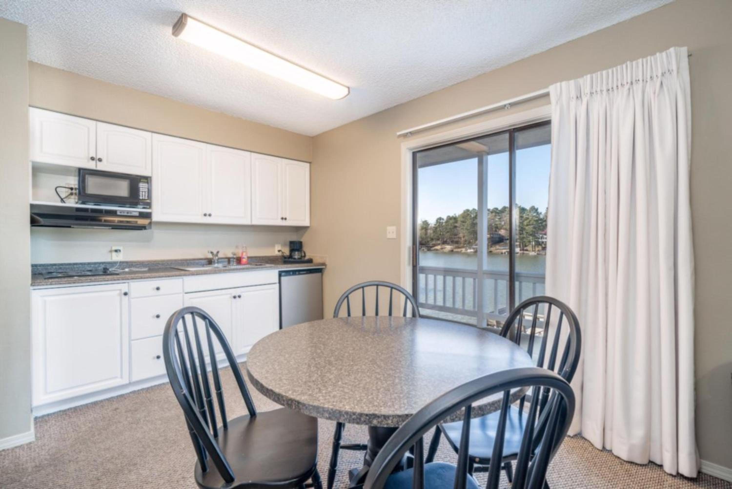 Studio Apartment with Lake View - Ground floor - Photo 6