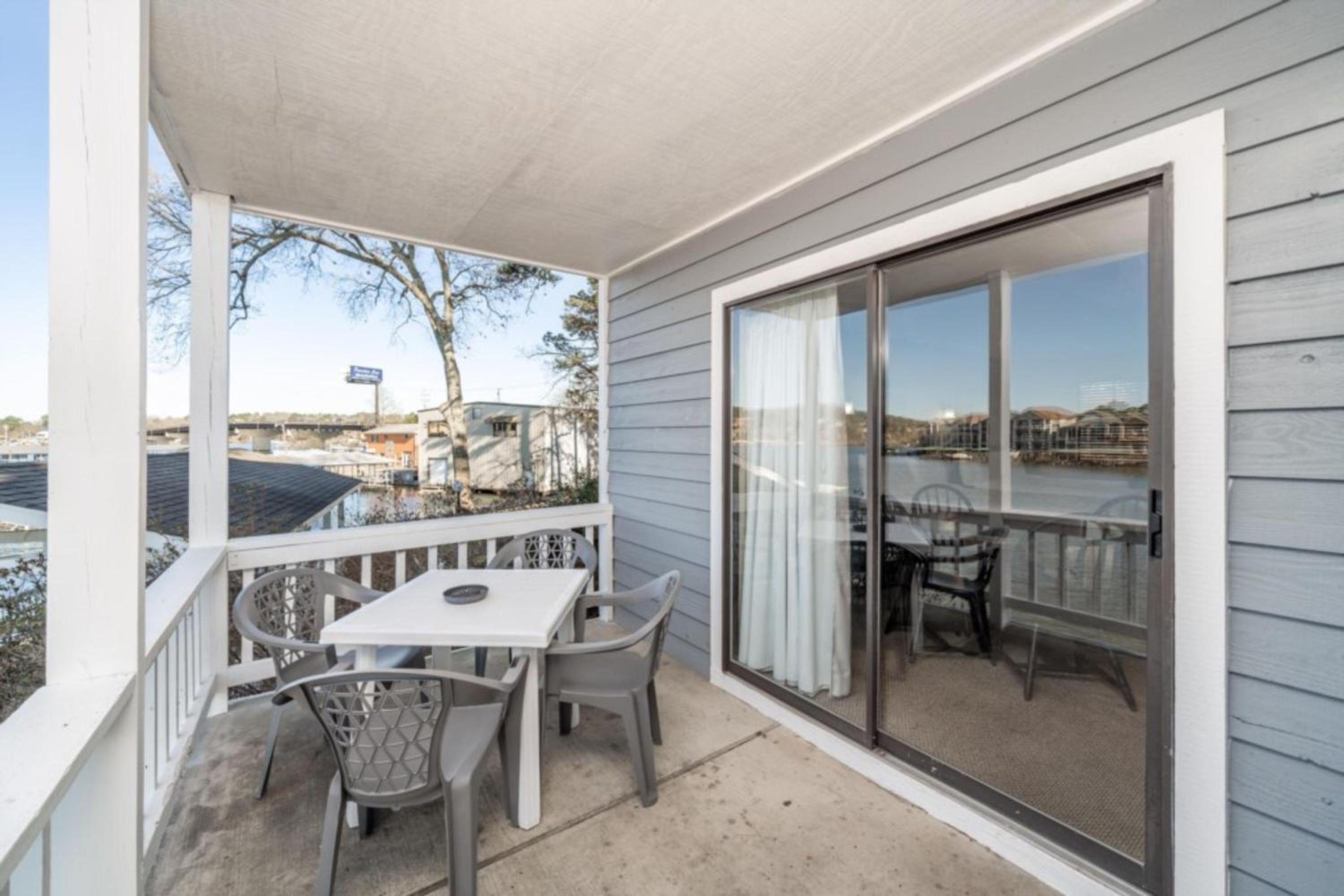 Studio Apartment with Lake View - Ground floor - Photo 8