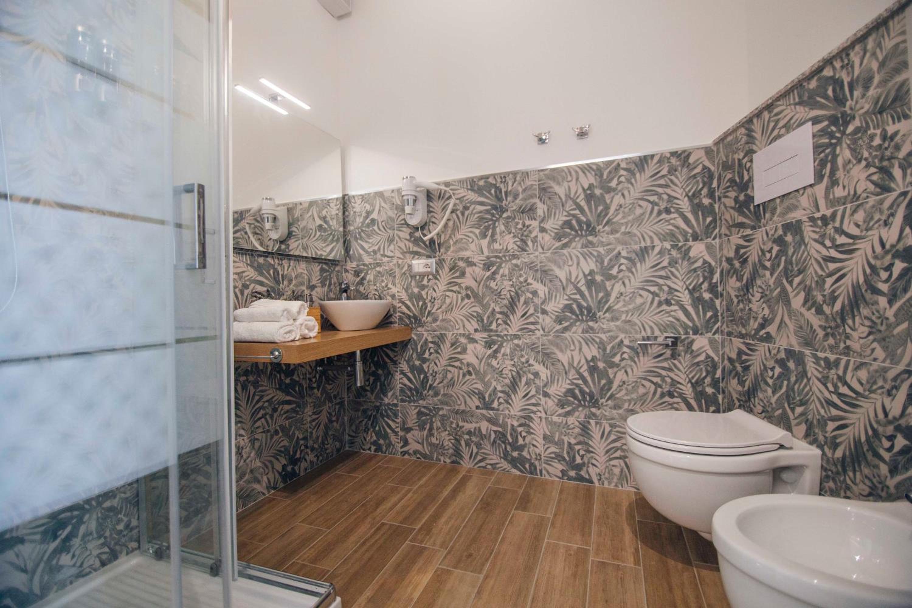 Queen Room with Spa Bath - Photo 15