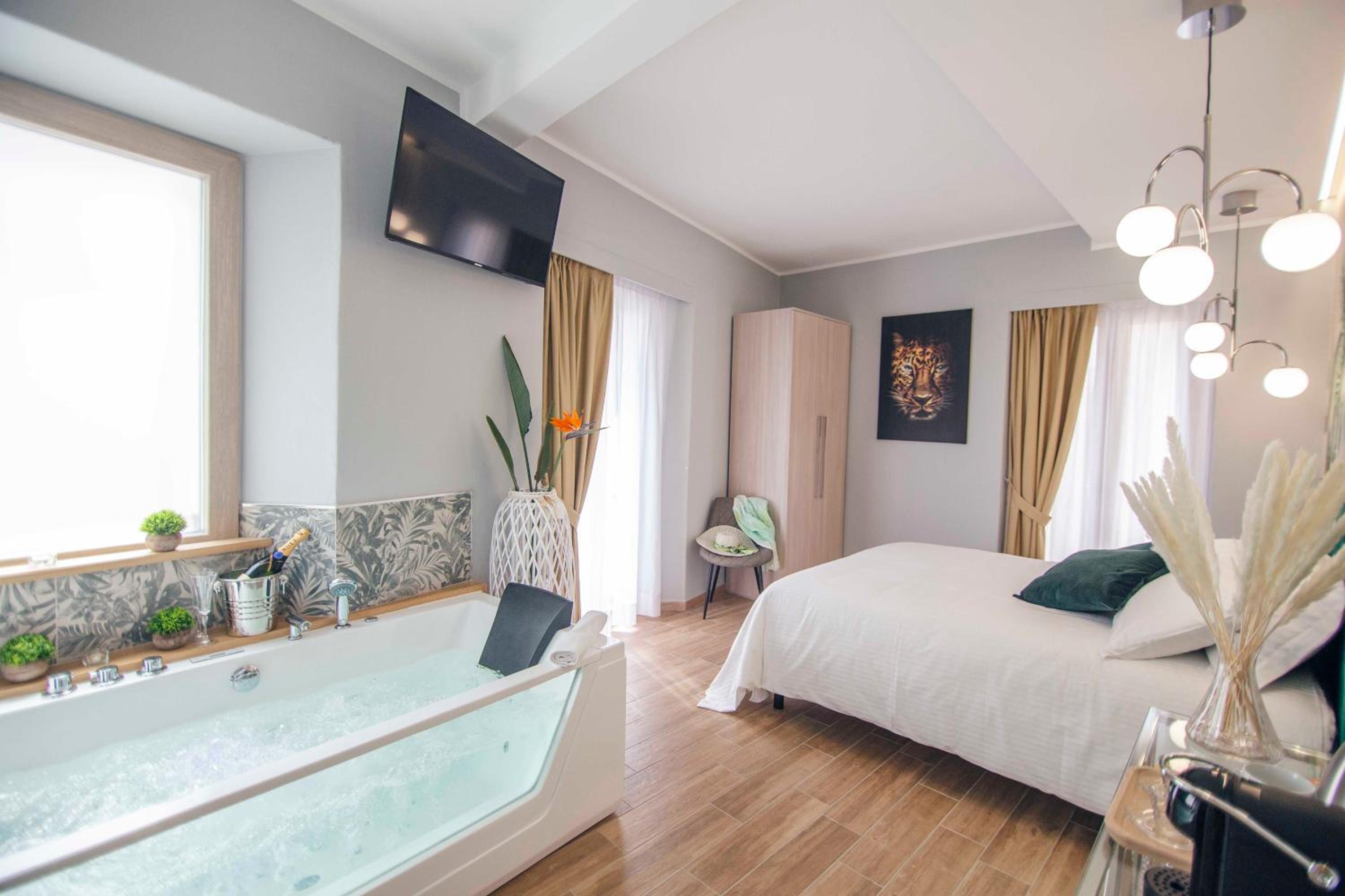 Queen Room with Spa Bath - Photo 1