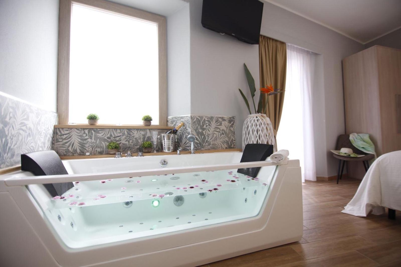 Queen Room with Spa Bath - Photo 11