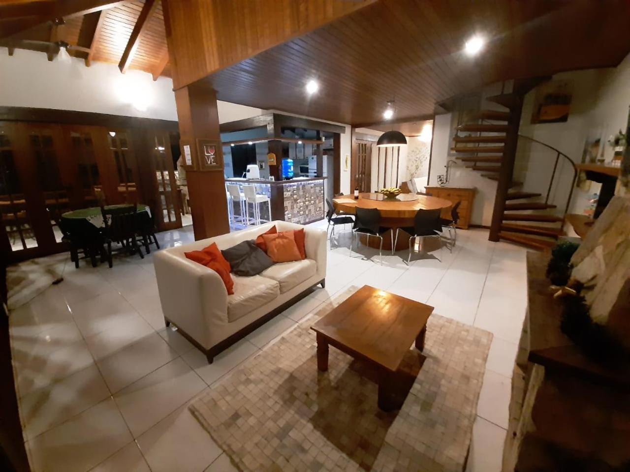 Six-Bedroom House photo 3