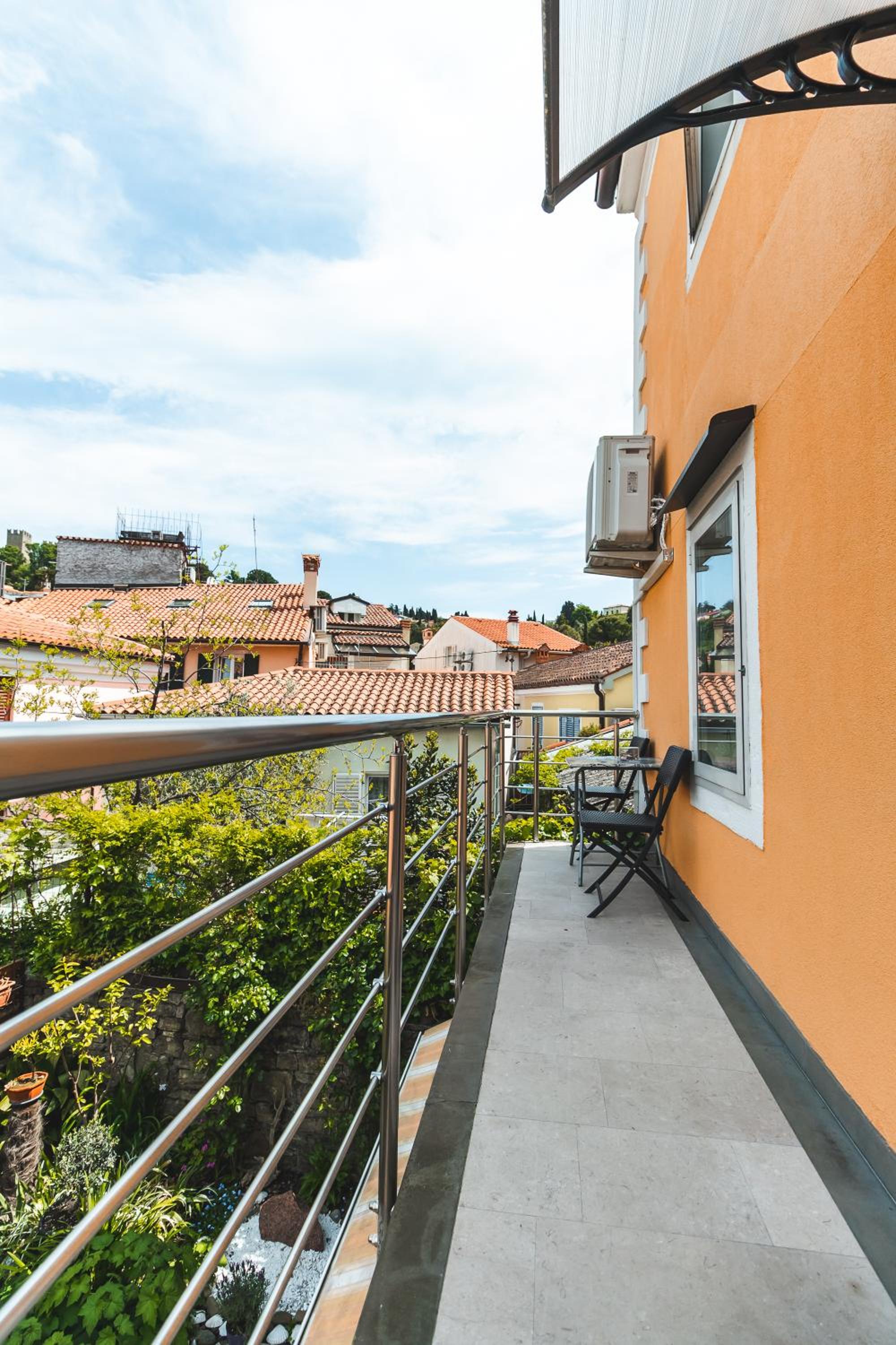 One-Bedroom Apartment with Balcony photo 2