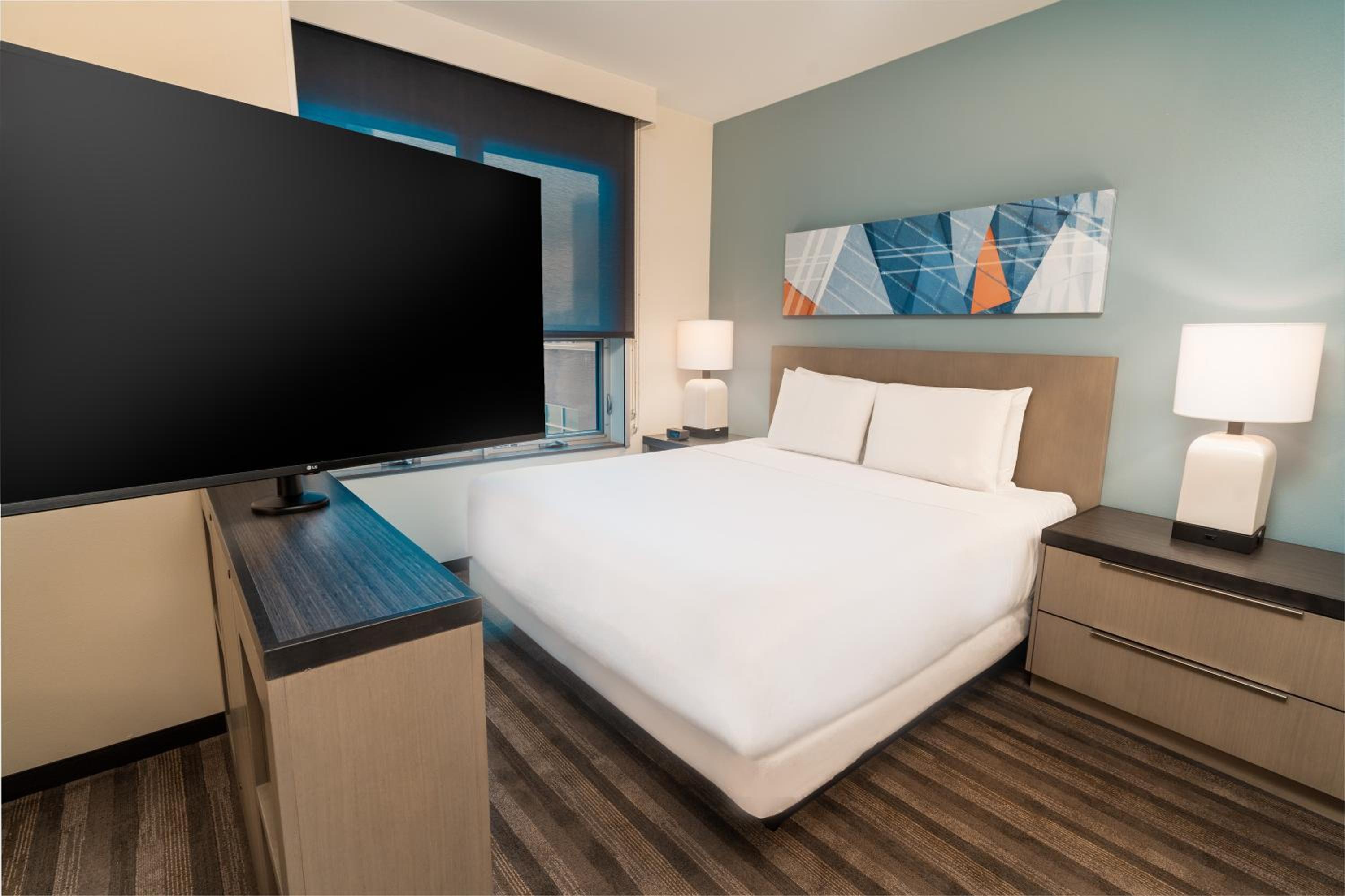 King Studio Suite with Sofa Bed, Kitchen and Roll-In Shower - Disability Access - Photo 2