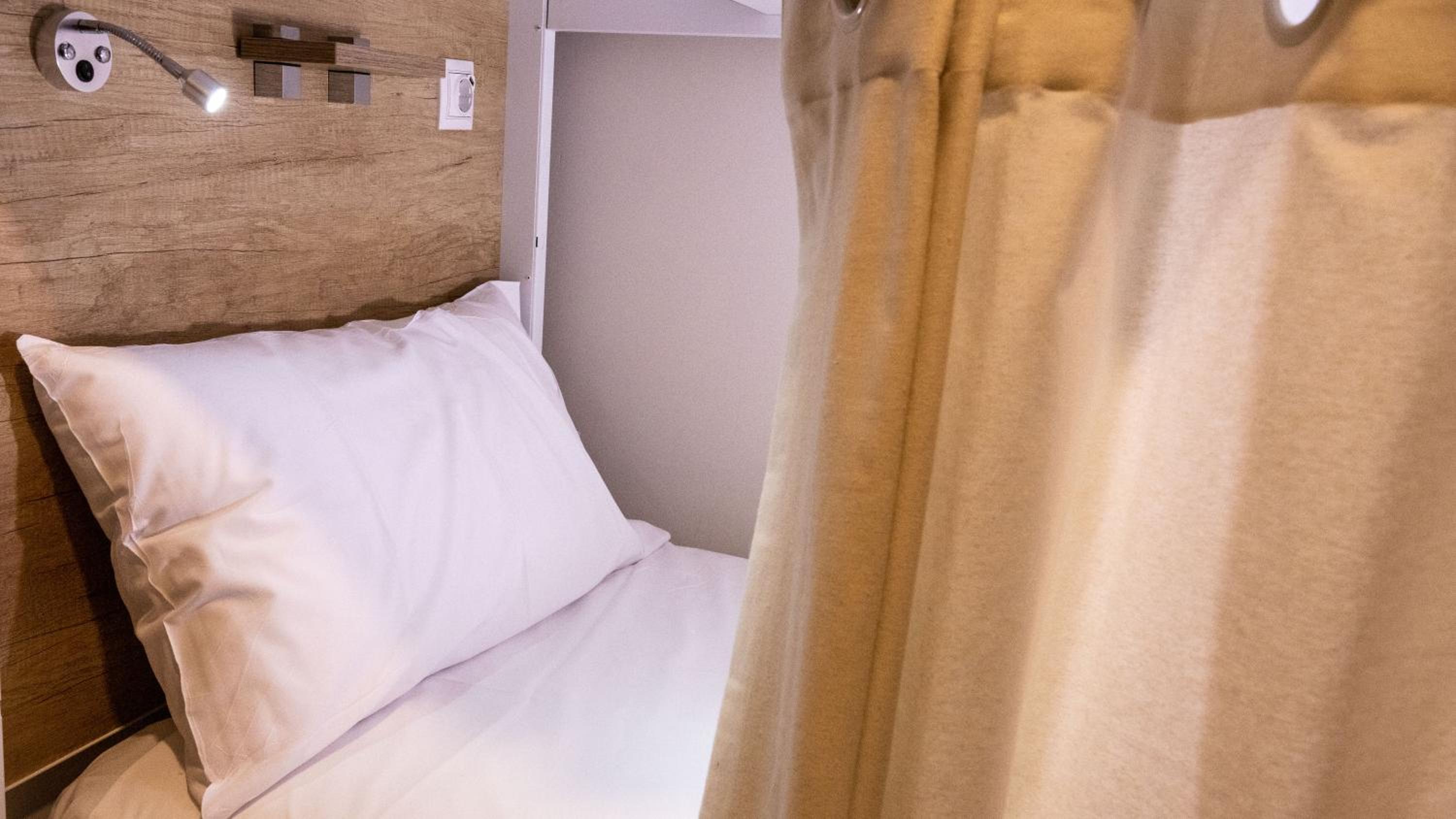 Cama en Habitación Compartida Femenina de 6 Camas