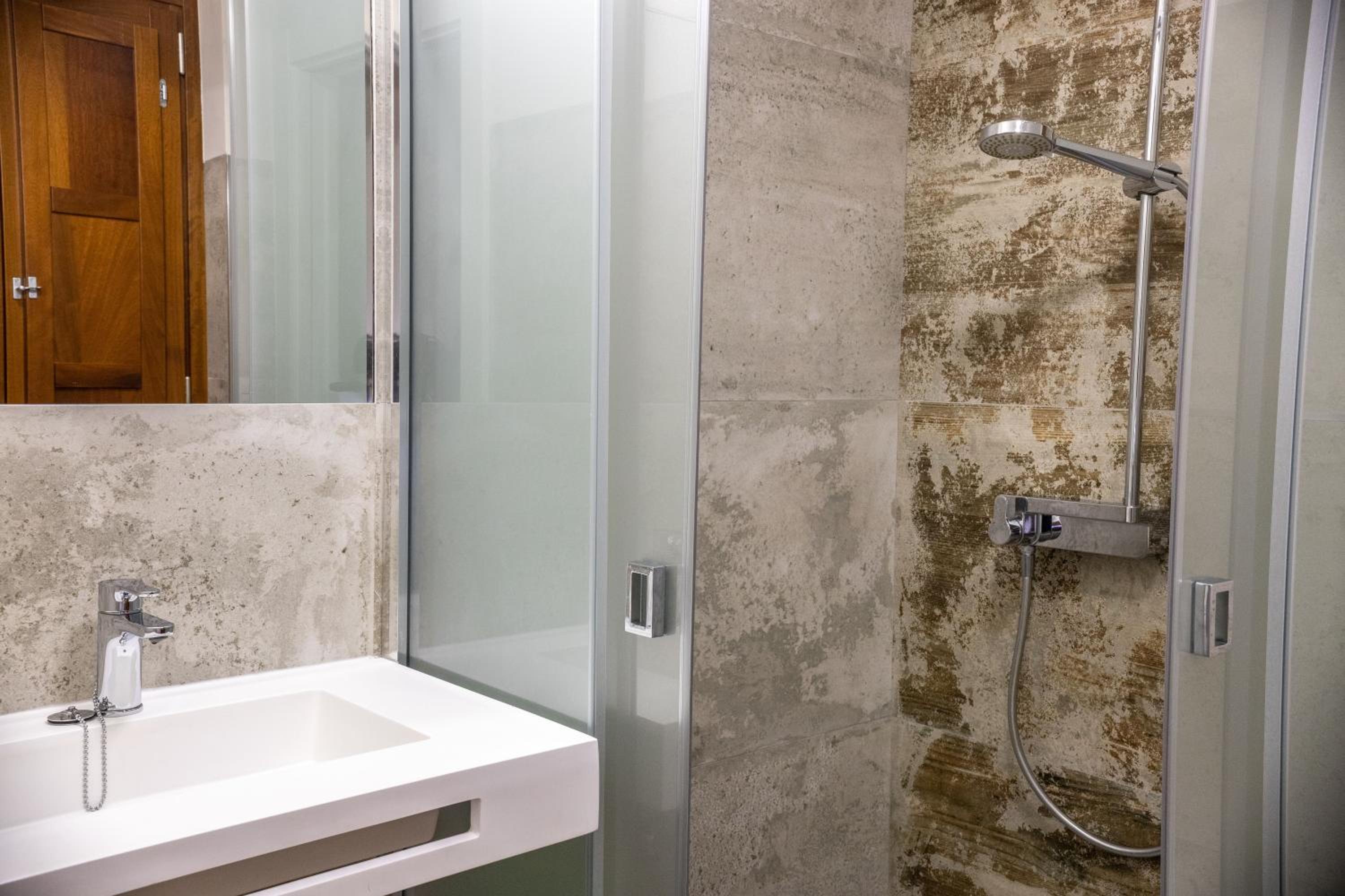 Family Room with Bathroom (8 Adults) photo 3