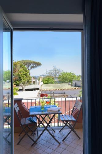 Junior Suite with Balcony - Photo 9