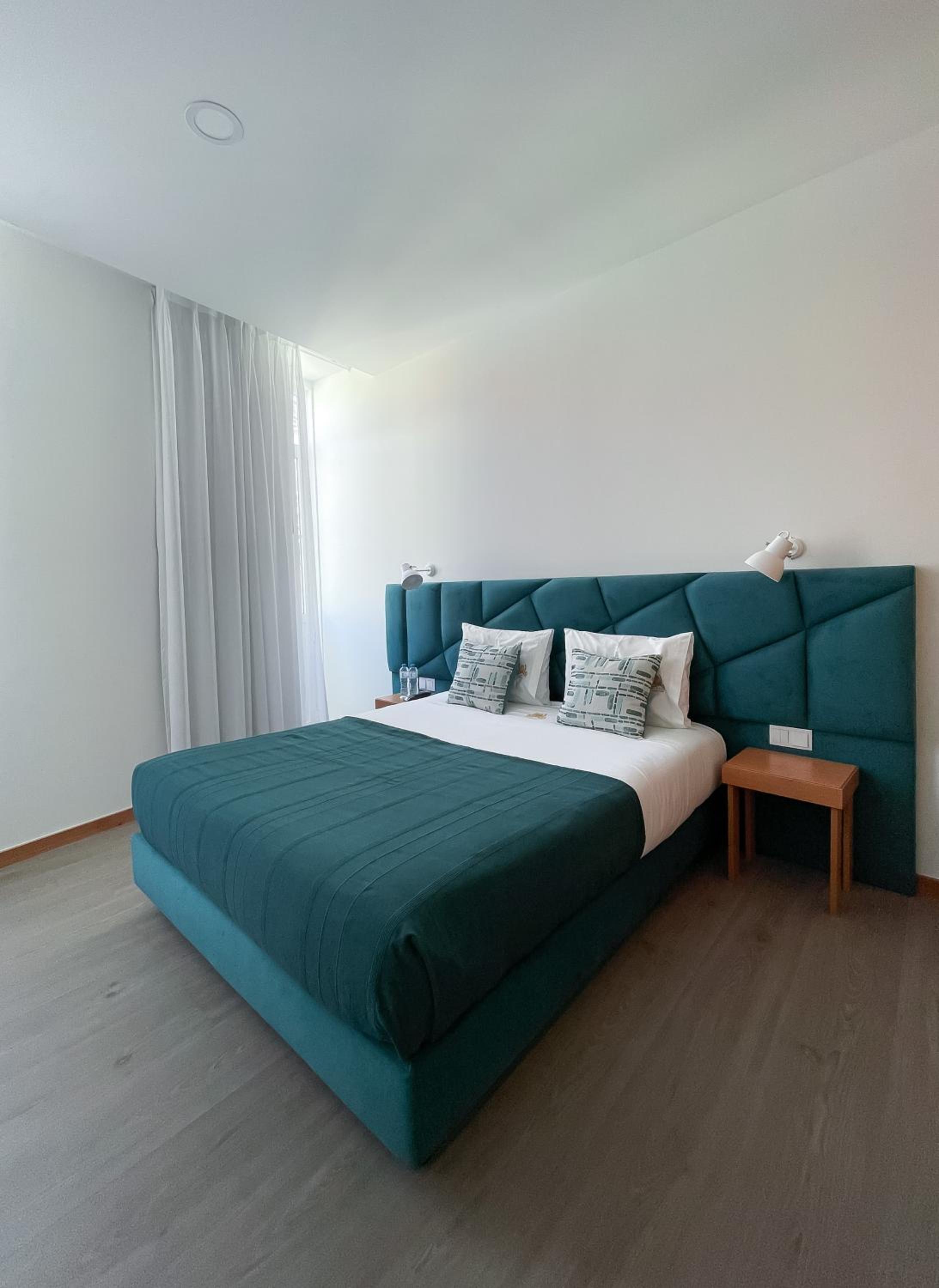 King Room with Balcony - Photo 6