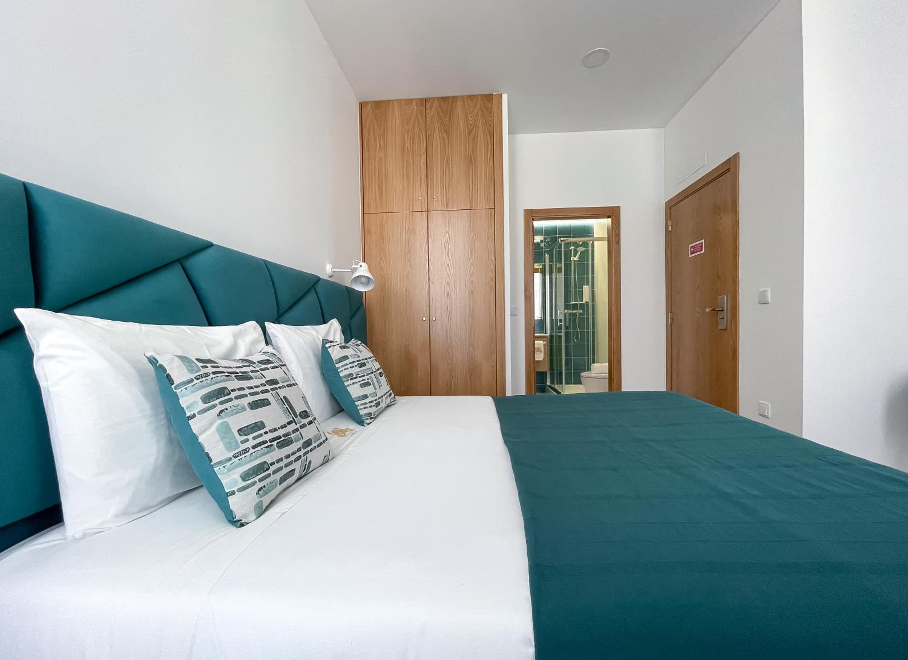 King Room with Balcony - Photo 4