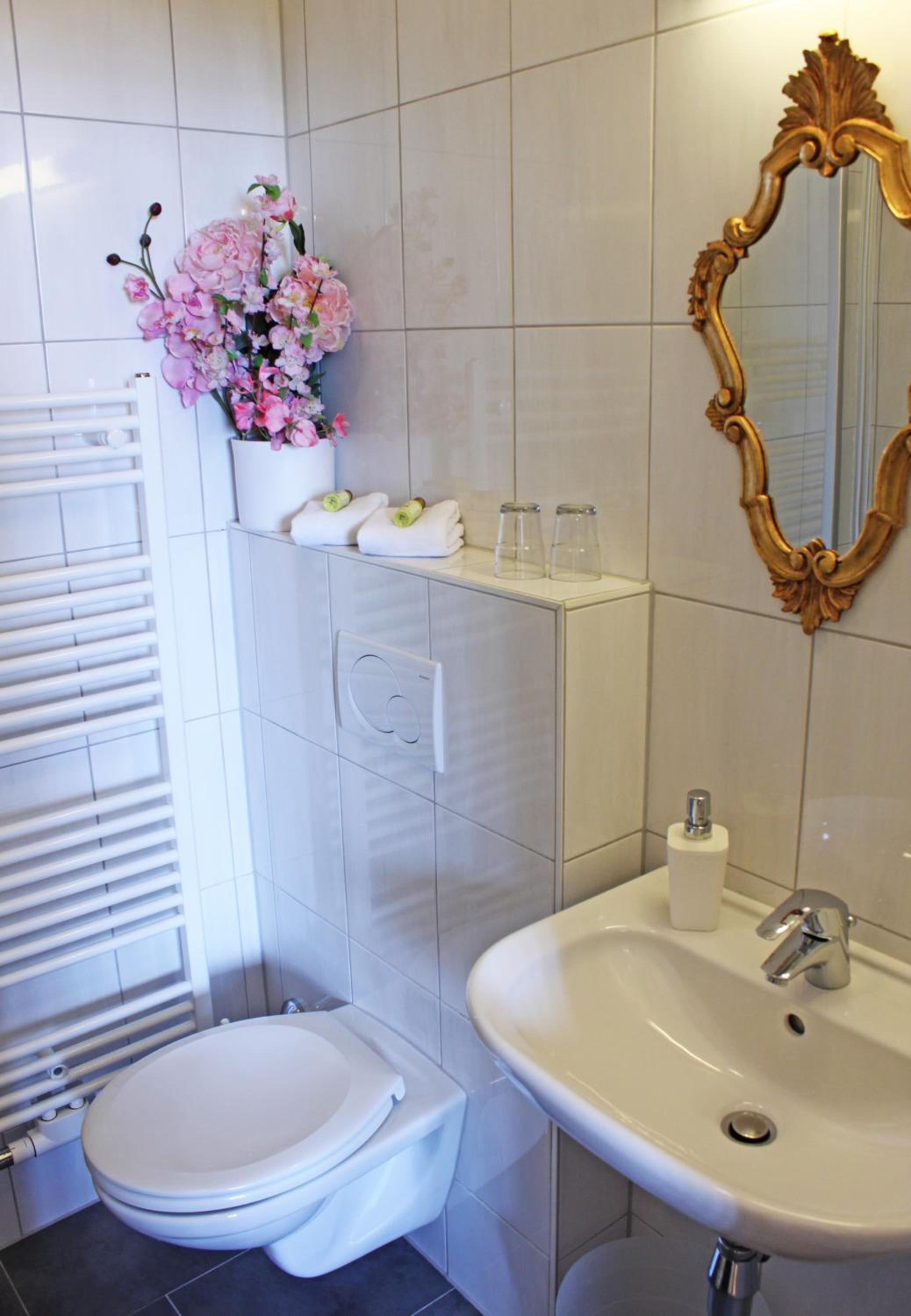 Double Room with Private Bathroom - Photo 8