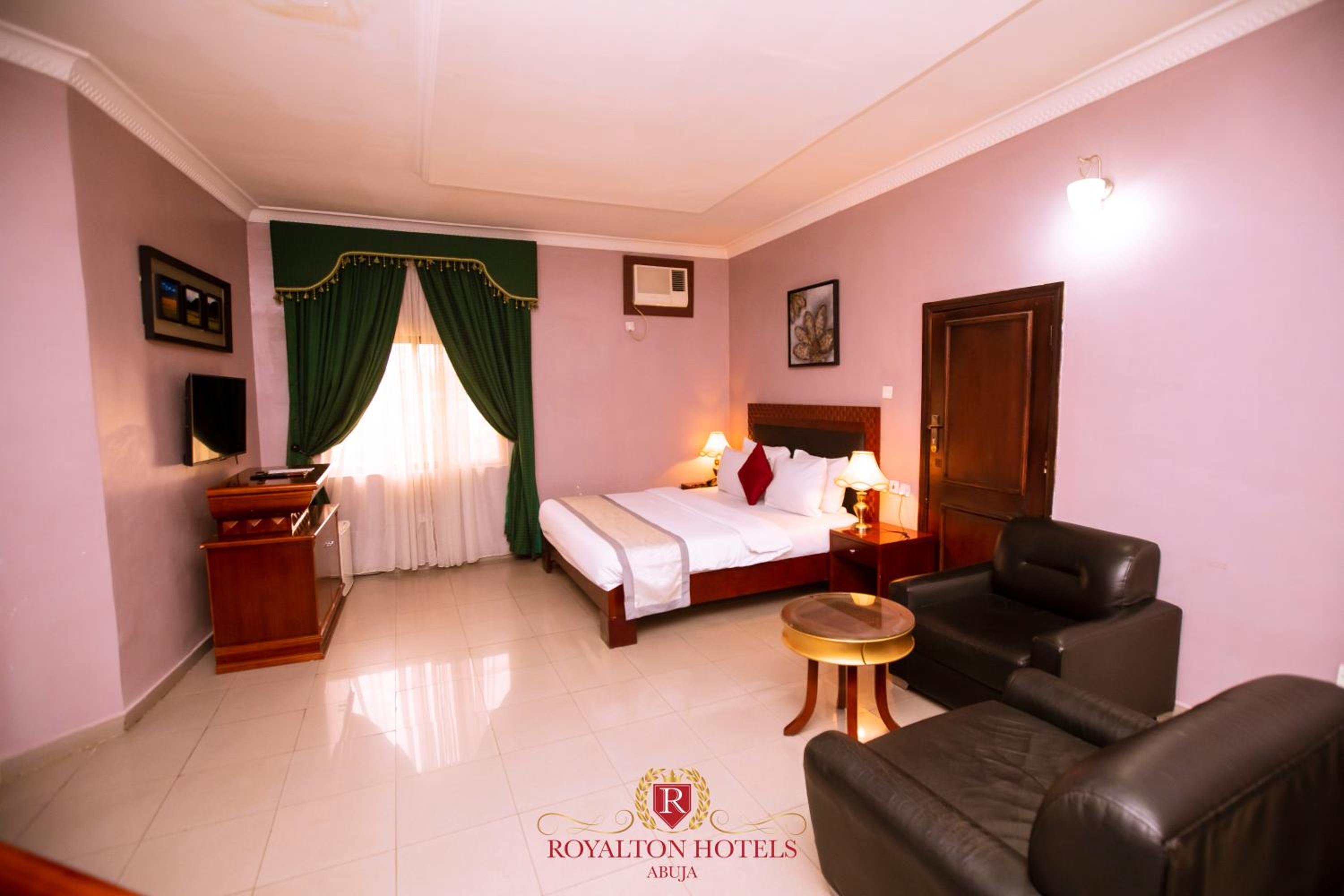 Deluxe Queen Suite