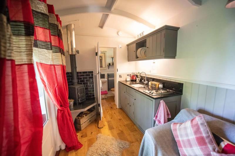 Bishy Barney Bee - Shepherd Hut - Photo 6