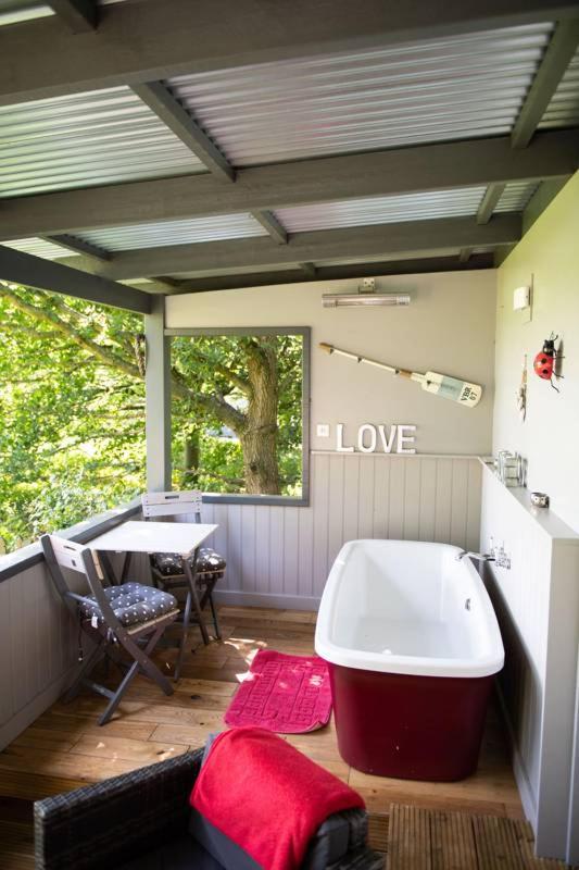 Bishy Barney Bee - Shepherd Hut - Photo 11