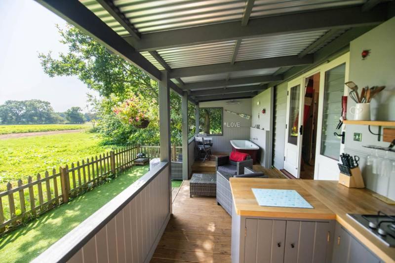Bishy Barney Bee - Shepherd Hut - Photo 10
