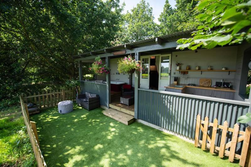 Bishy Barney Bee - Shepherd Hut - Photo 9