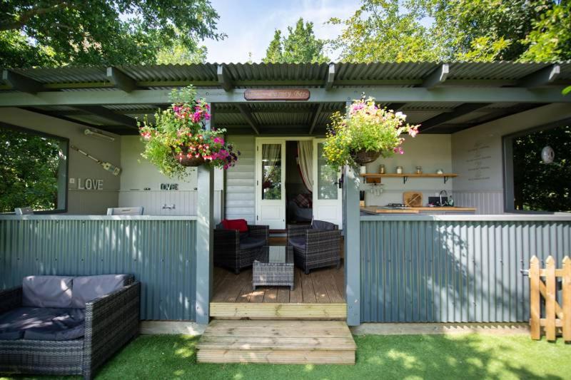 Bishy Barney Bee - Shepherd Hut - Photo 2
