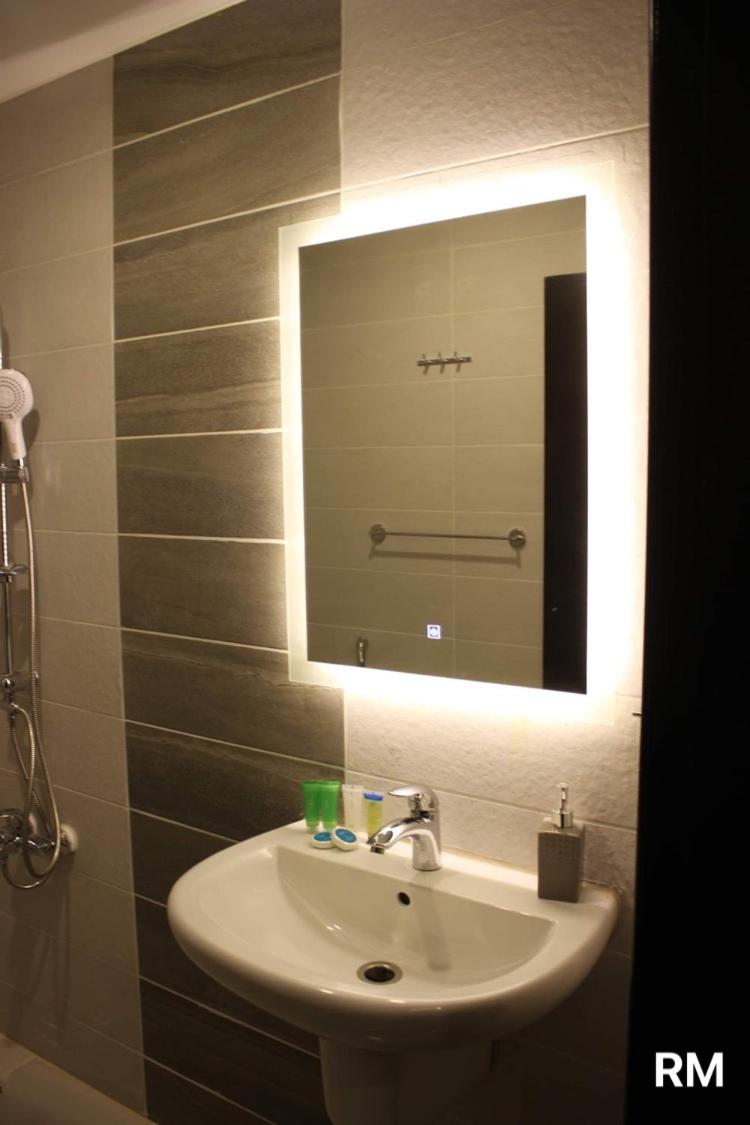 Deluxe Double Room - Photo 21