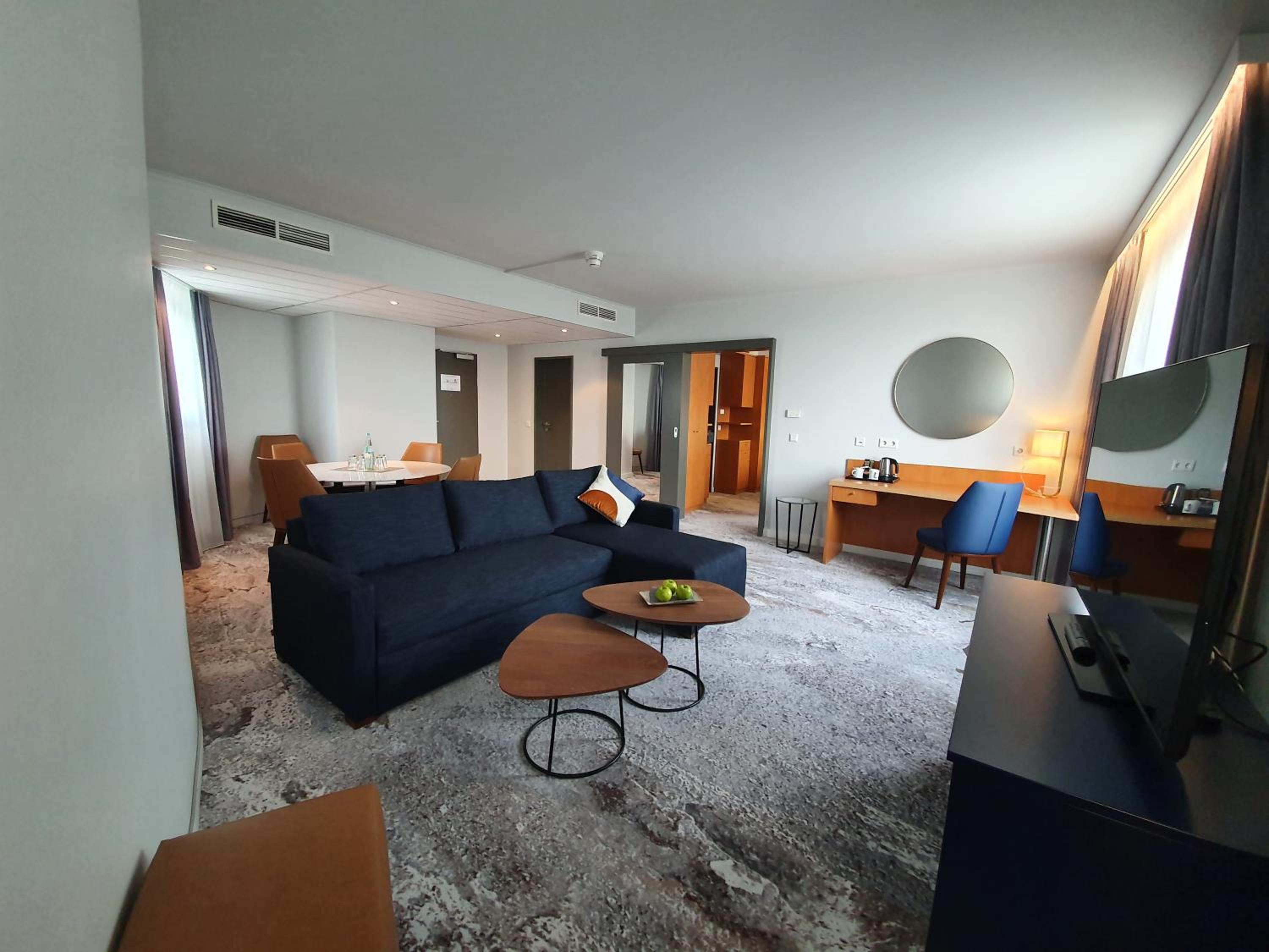 One-Bedroom King Suite with City View - Photo 12