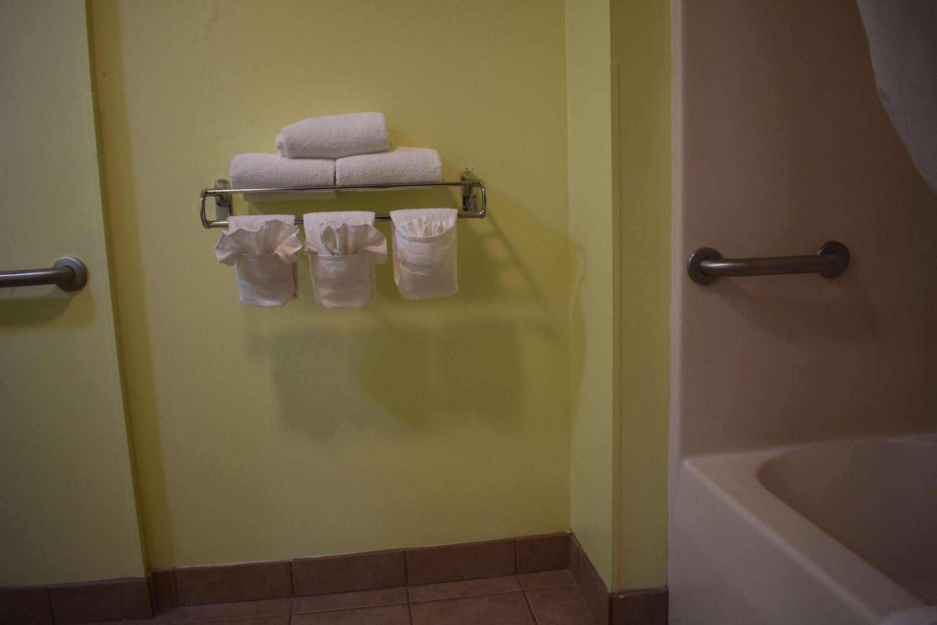 King Room with Bath Tub - Mobility Accessible/Non-Smoking photo 2