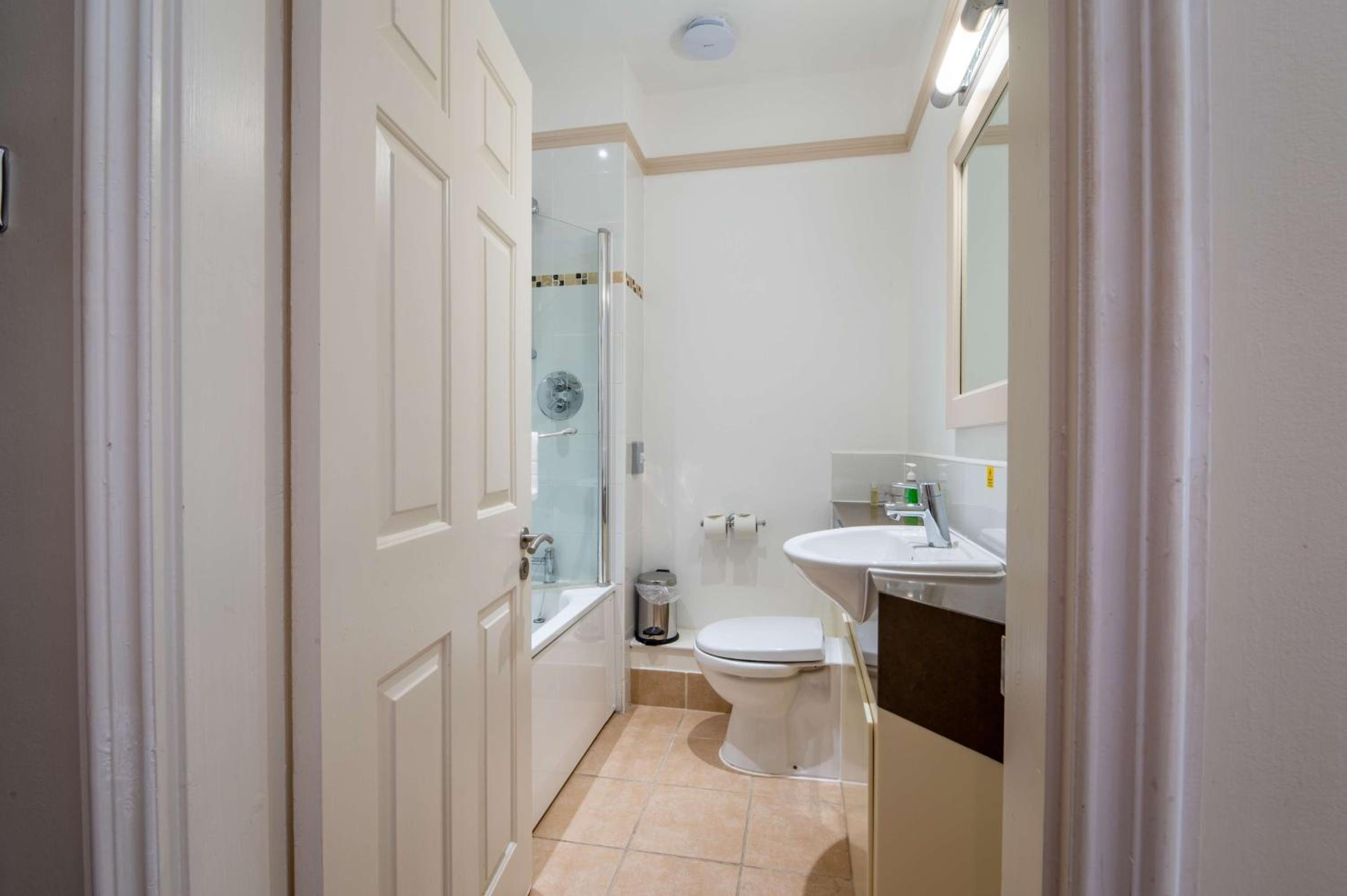Classic Double Room - Non-Smoking - Photo 5
