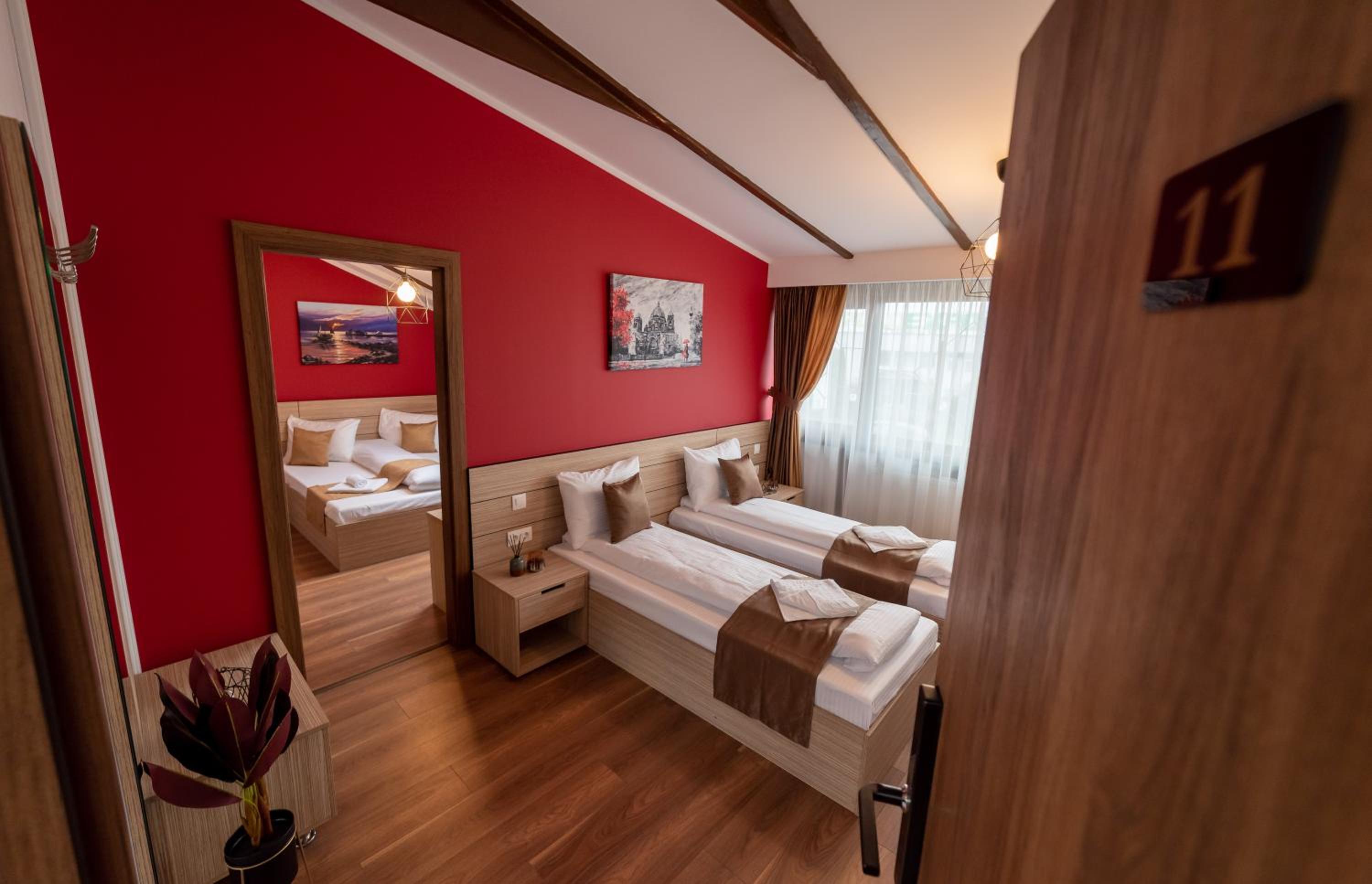 Deluxe Quadruple Room - Photo 2