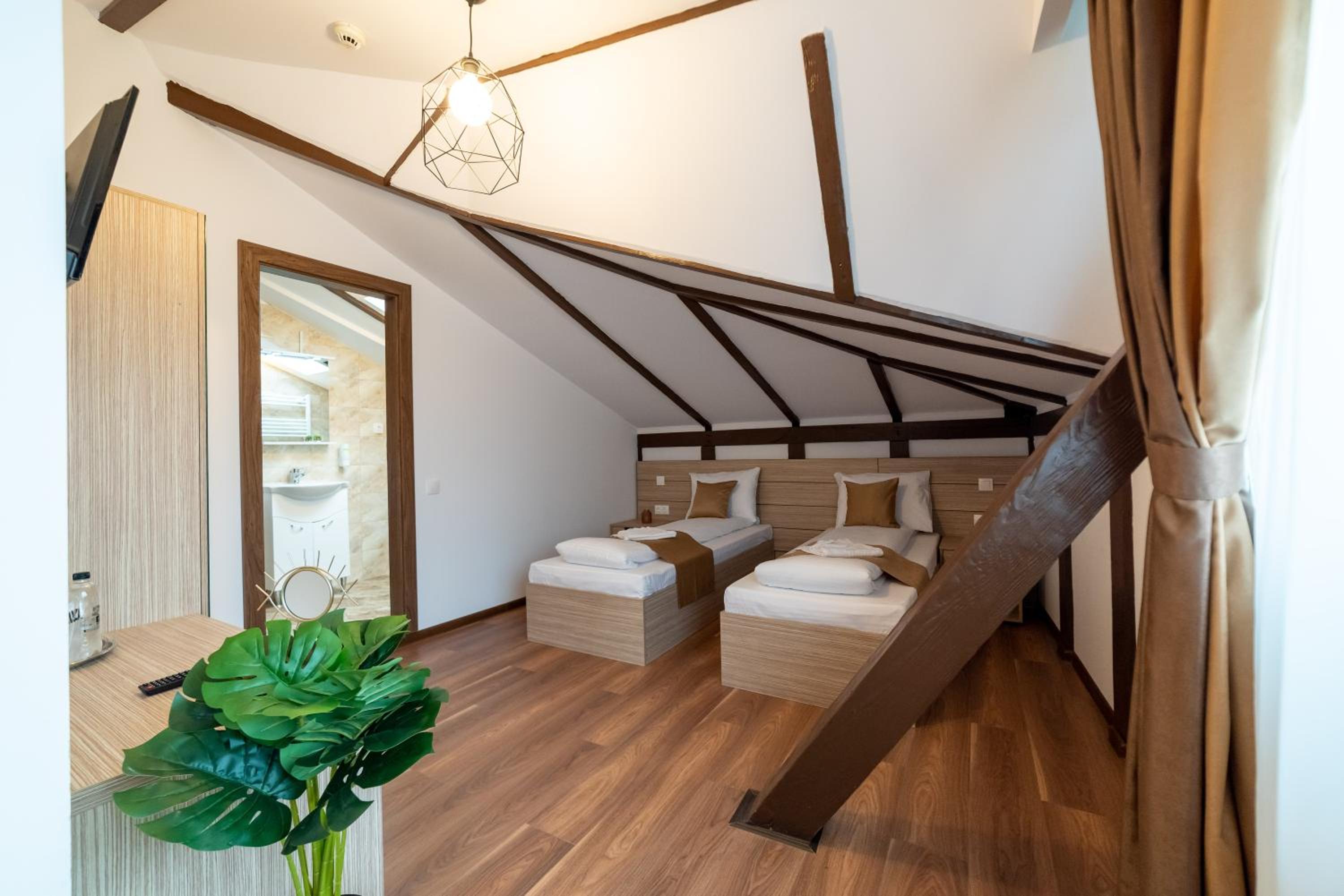 Deluxe Quadruple Room - Photo 6