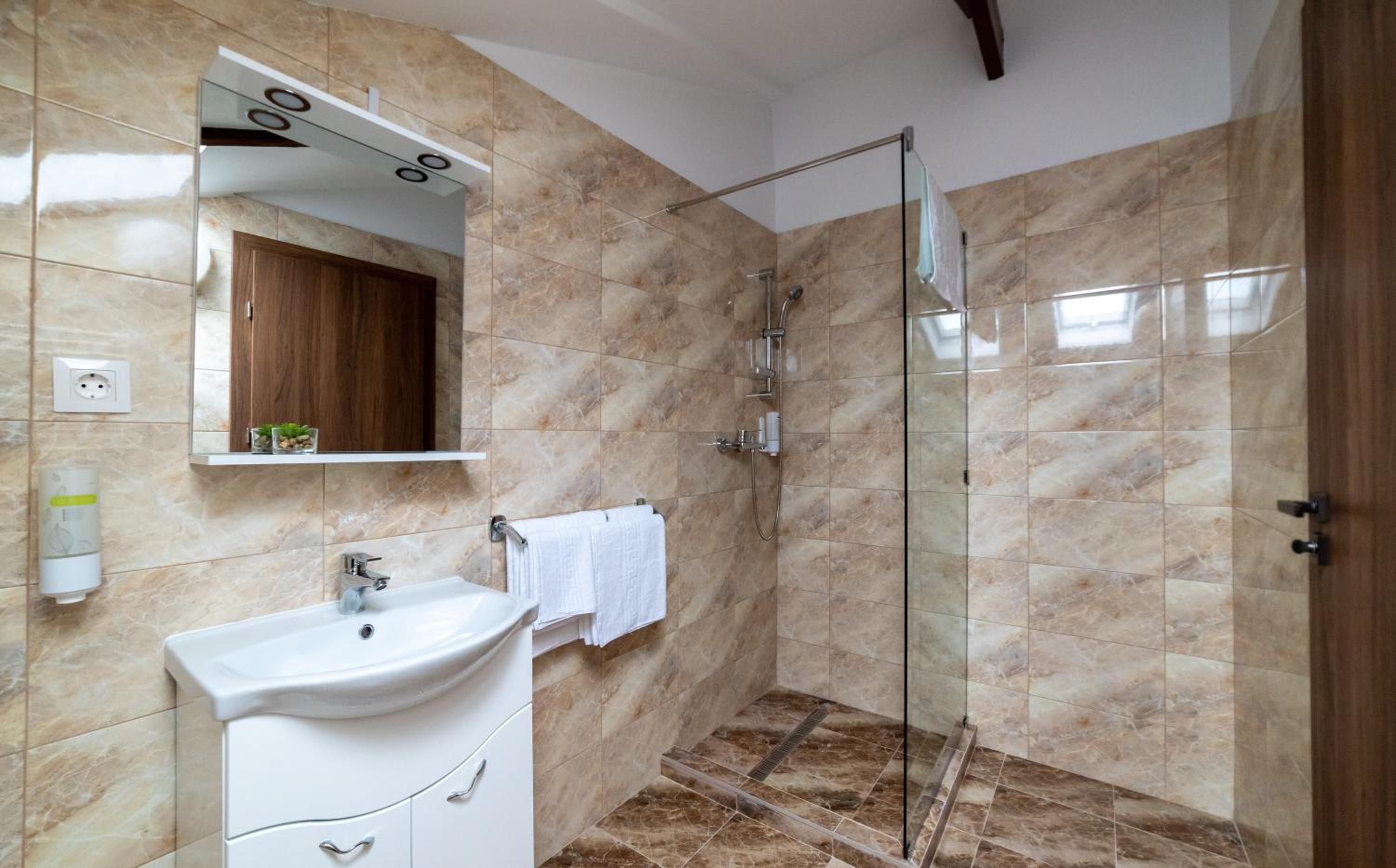 Deluxe Double or Twin Room - Photo 16