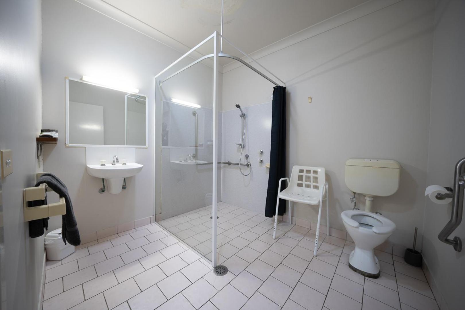 Triple Room - Disability Access - Not Pet Friendly - Photo 3