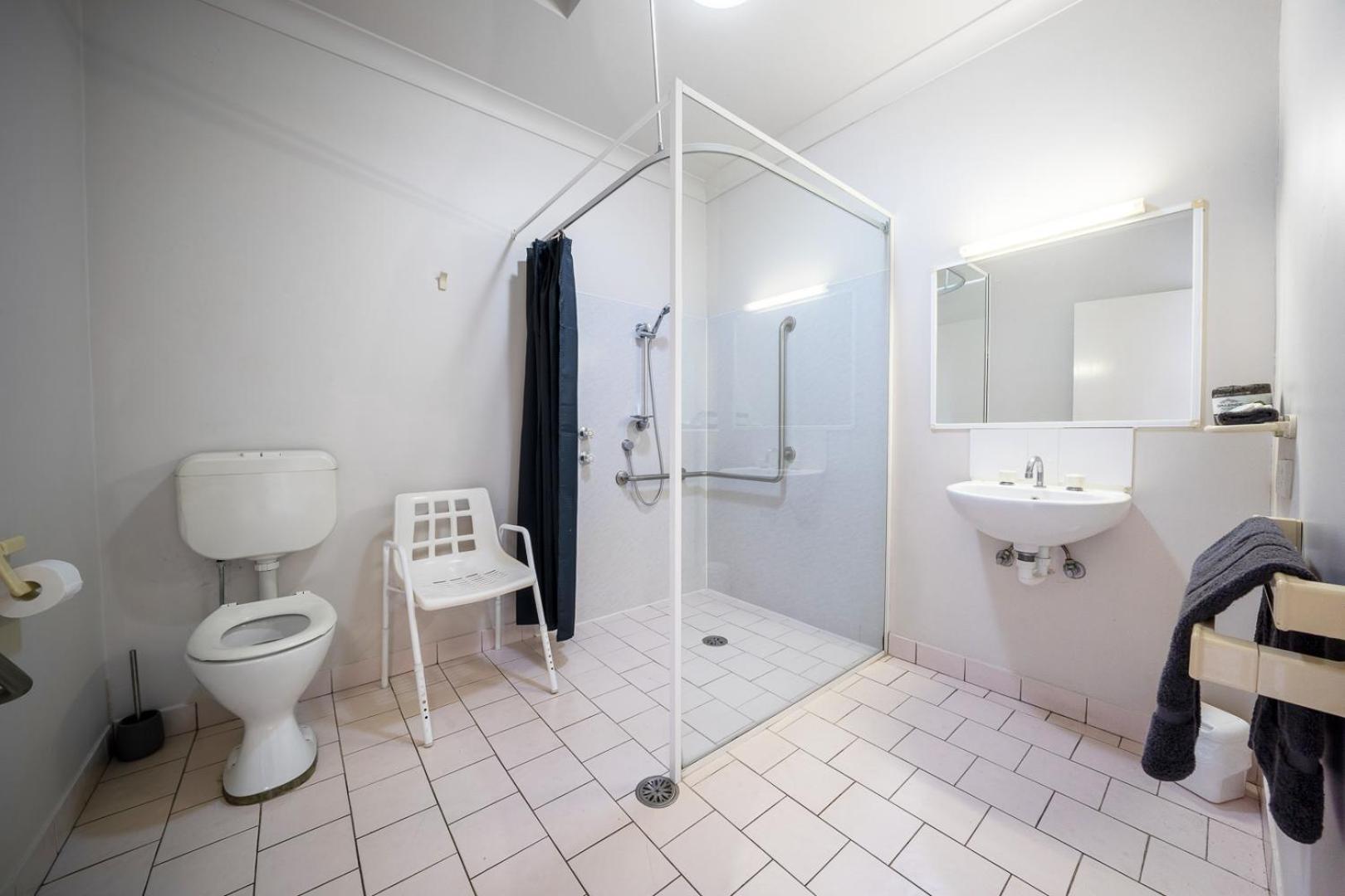 Triple Room - Disability Access - Not Pet Friendly - Photo 2