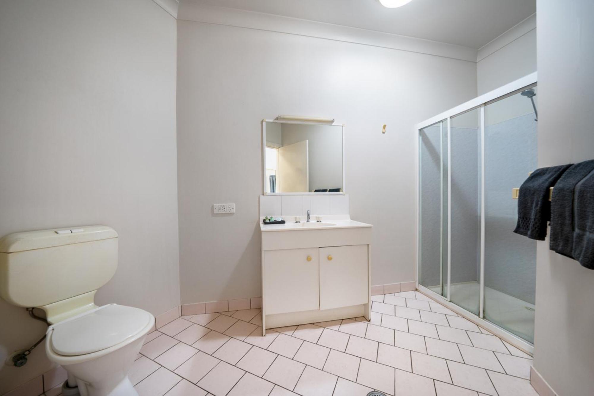 Family Room - Pet Friendly - Photo 5