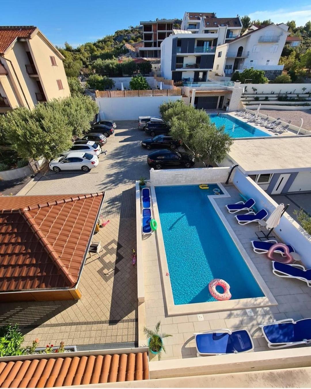 Comfort One-Bedroom Apartment with Balcony and Sea View photo 2