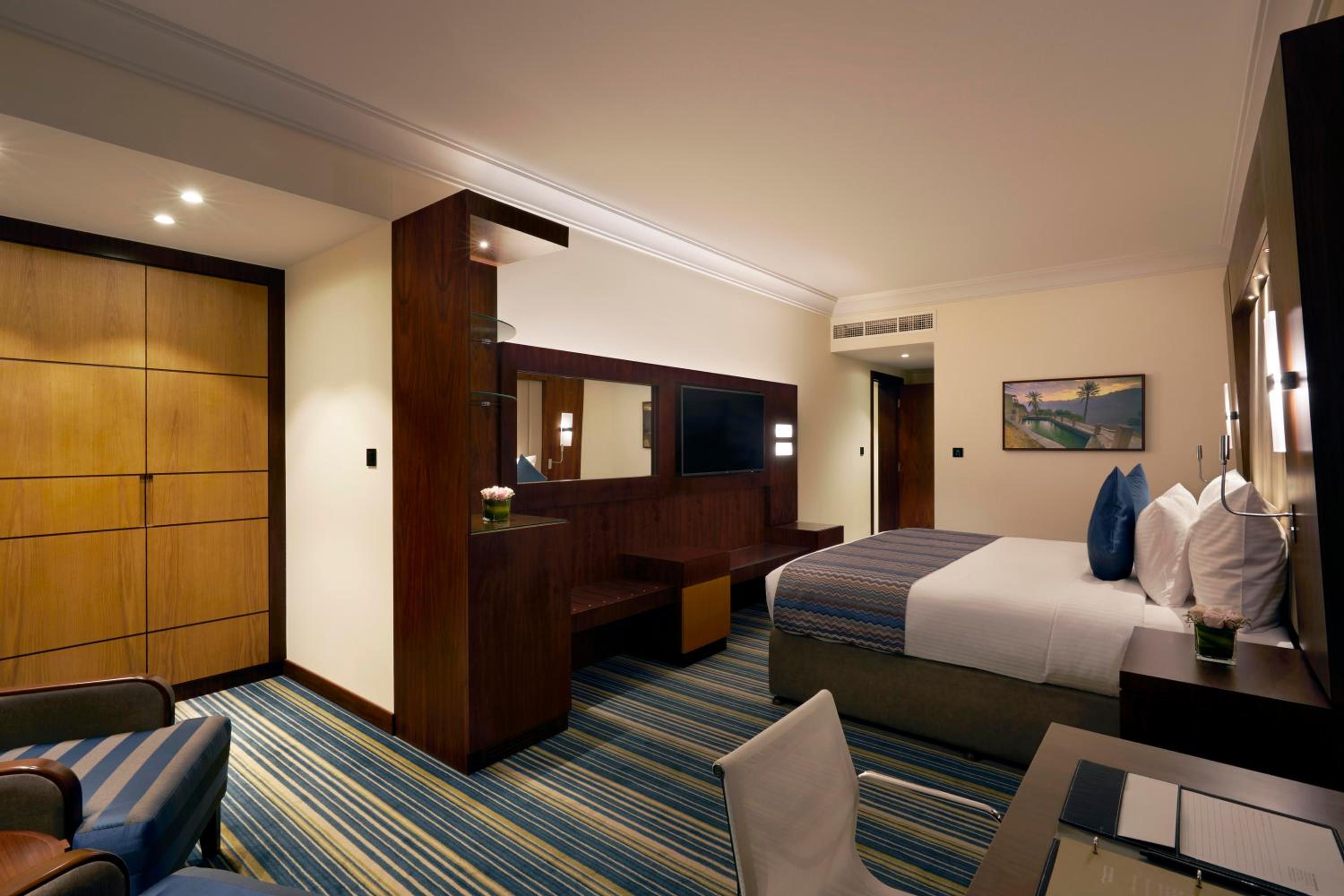 Executive Suite - 20% Discount on F&B Dining in restaurants, 30% on spa, and 30% on laundry services + Late check out and Early check in (subject to hotel availability) - Photo 5