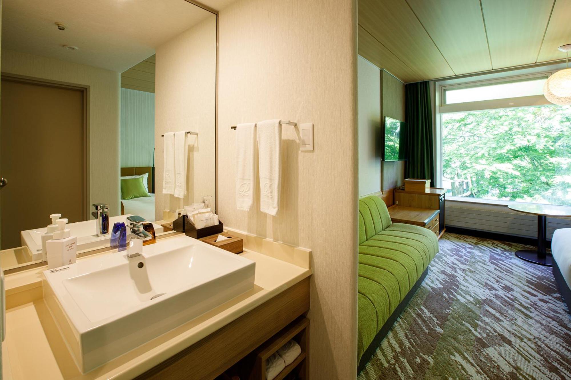 West Wing Twin Room (Non-Smoking) - Photo 8