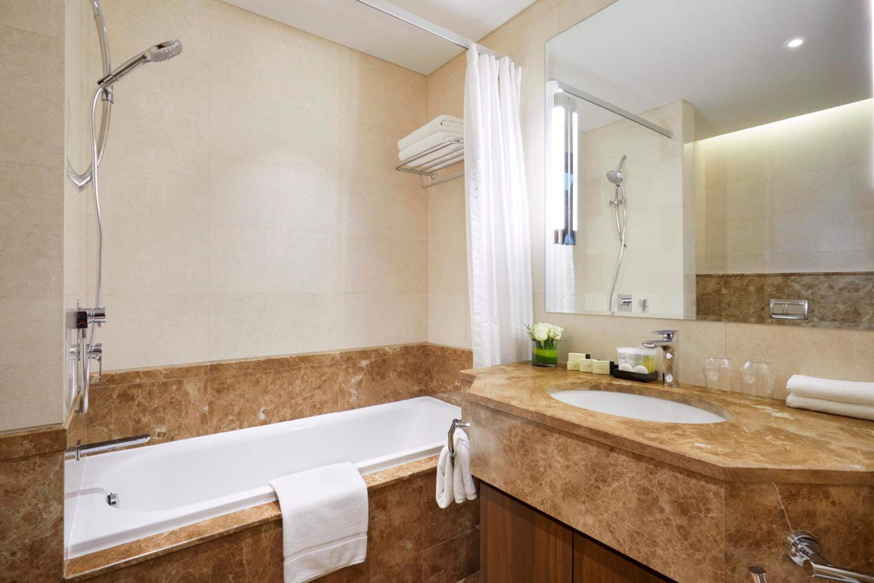 Deluxe Suite - 20% Discount on F&B Dining in restaurants, 30% on spa, and 30% on laundry services + Late check out and Early check in (subject to hotel availability) - Photo 4