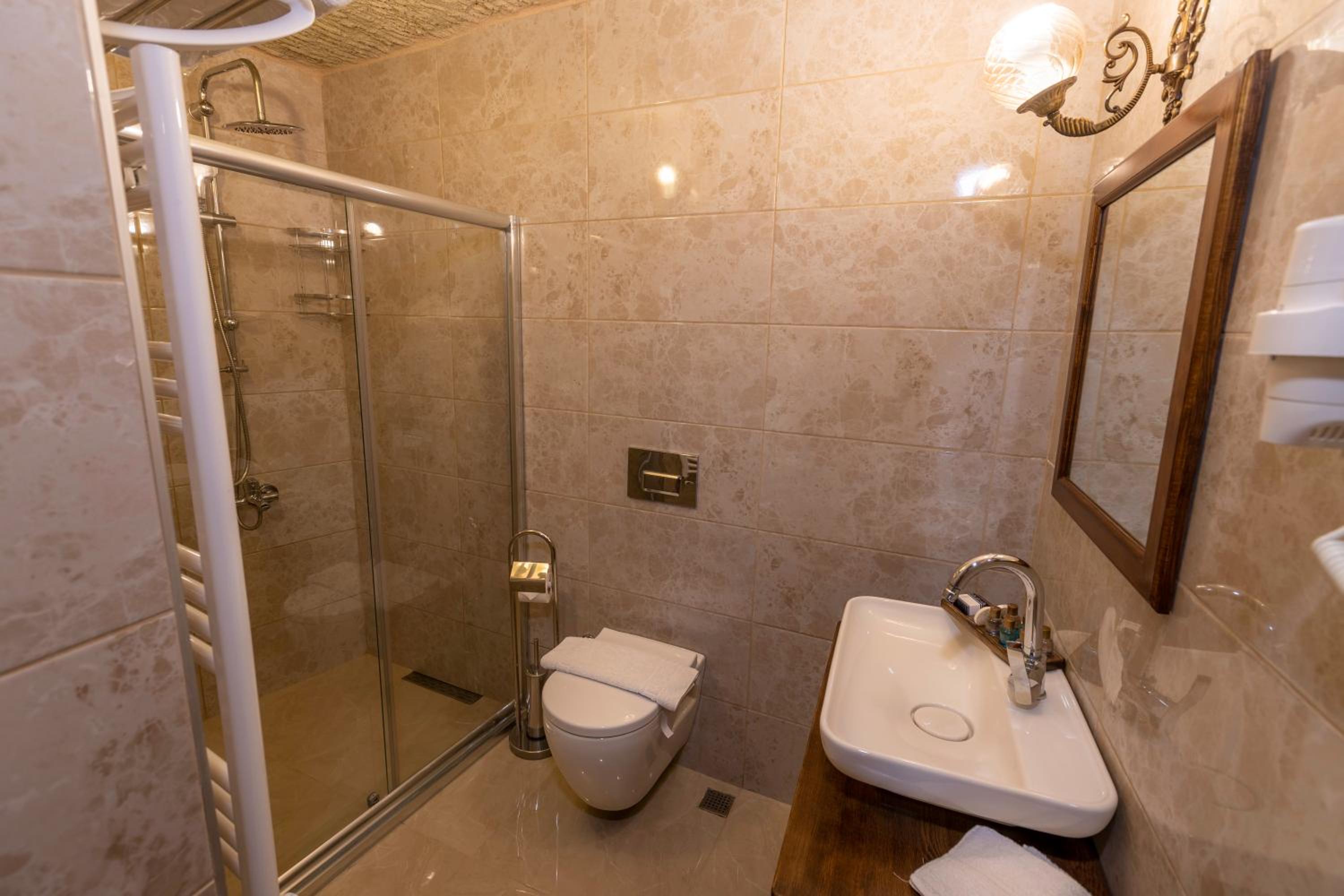 Standard Double or Twin Room - Photo 6
