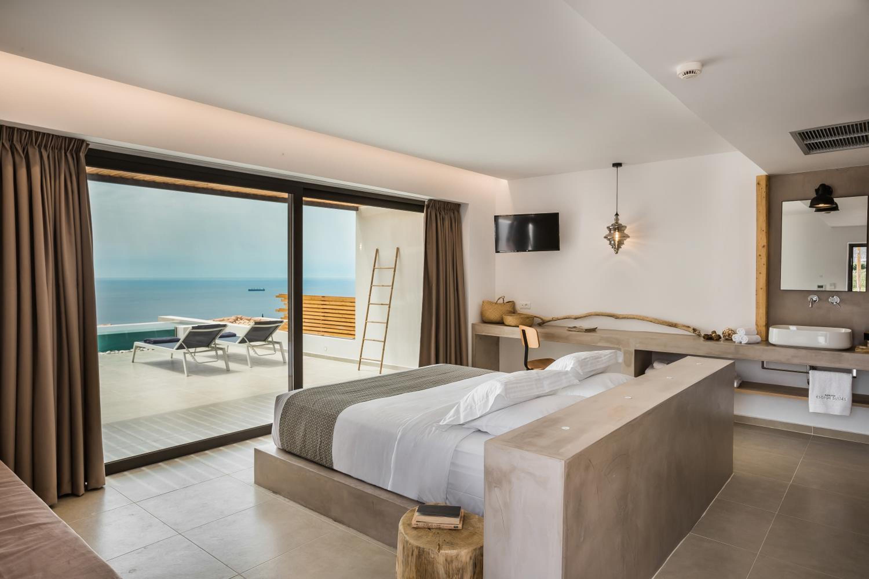 Suite with Private Pool photo 3